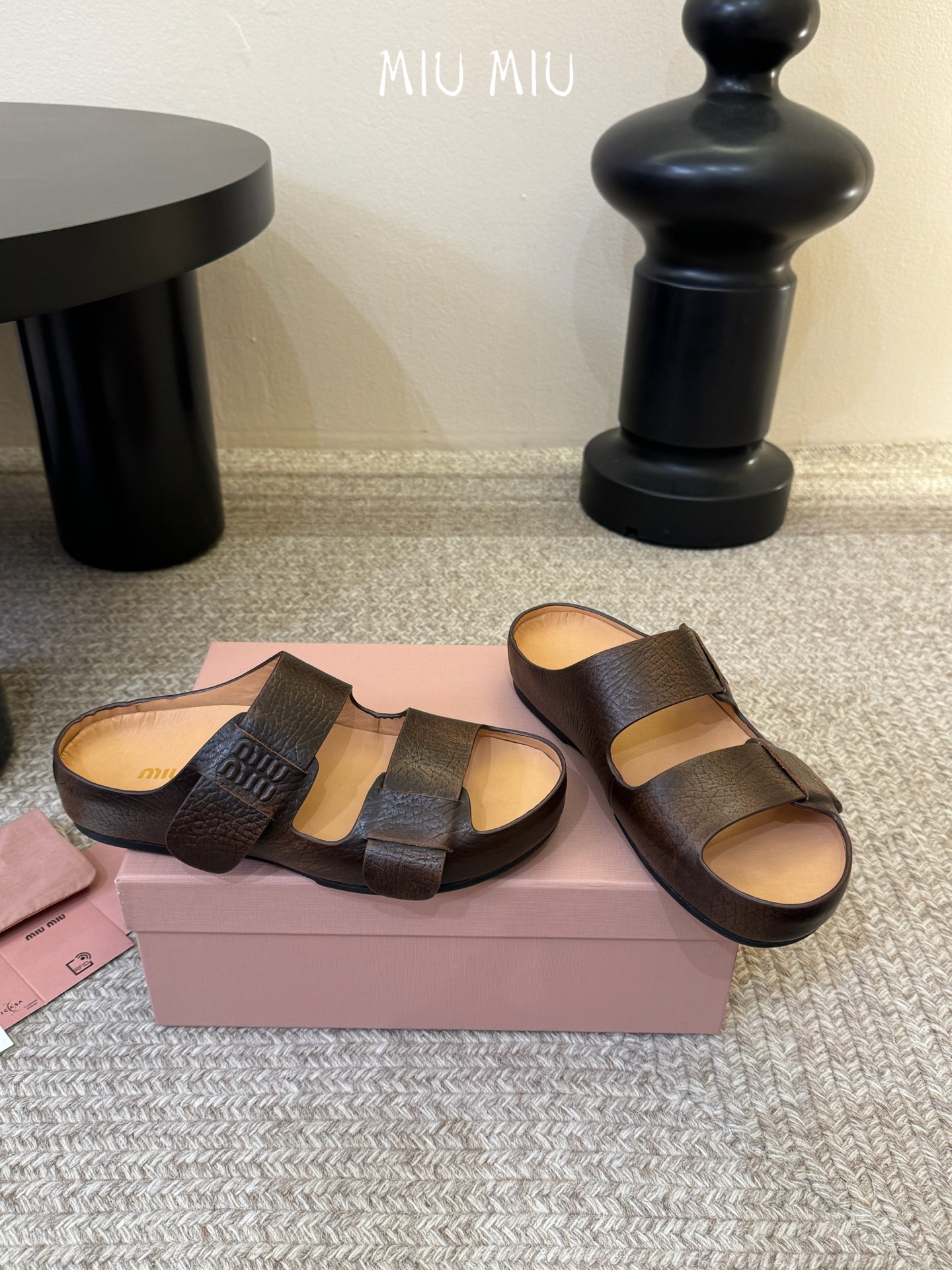 顶级 MiuMiu/缪缪2026ss夏季必备新款厚底勃肯沙滩拖鞋这个鞋型真的属于经典不会过时的设计而且符