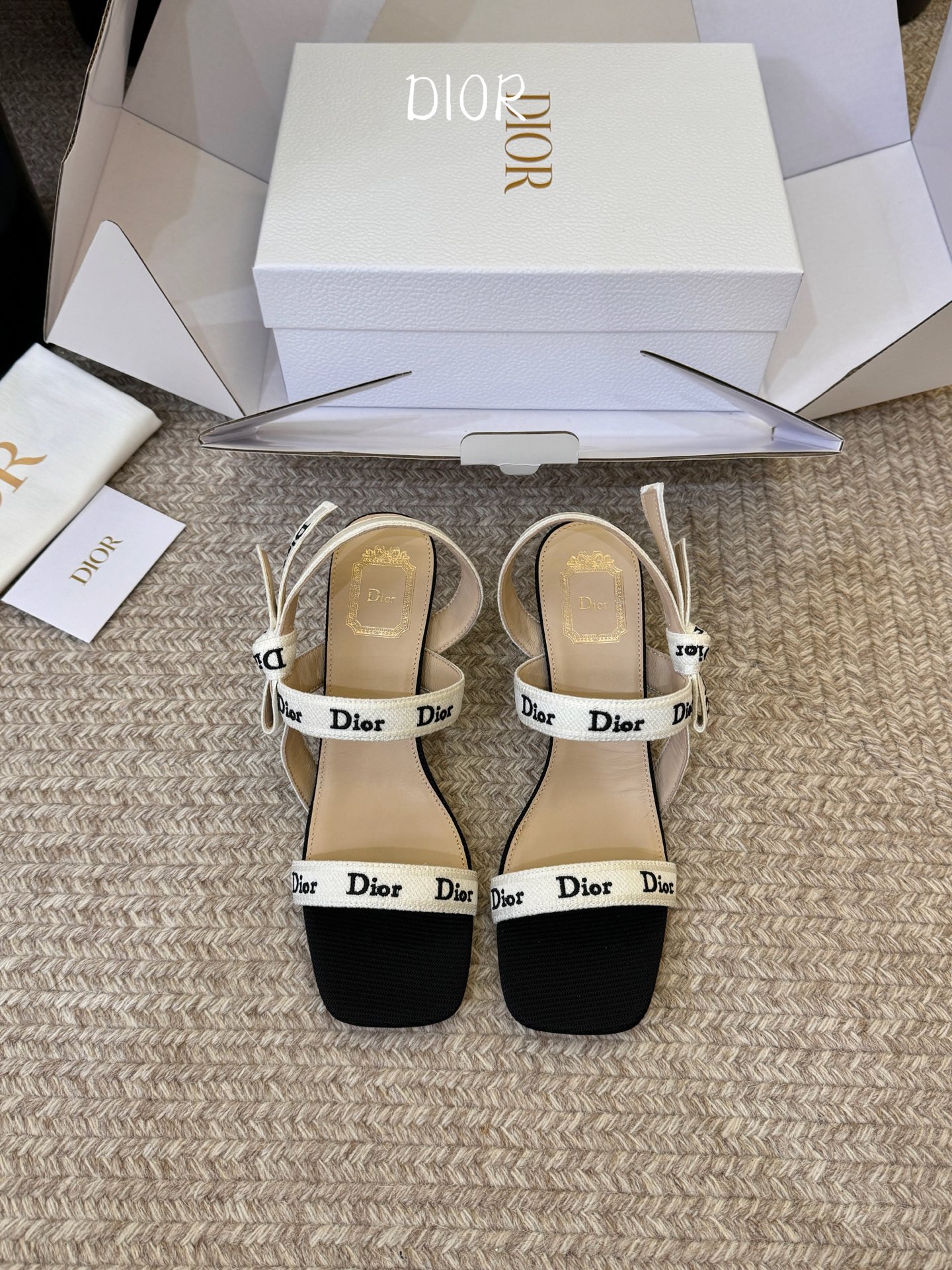 Dio*26ss早春新款字母绑带双高度高跟鞋真正的时尚，是刻在细节里的精致与优雅。这双字母绑带凉拖，用经