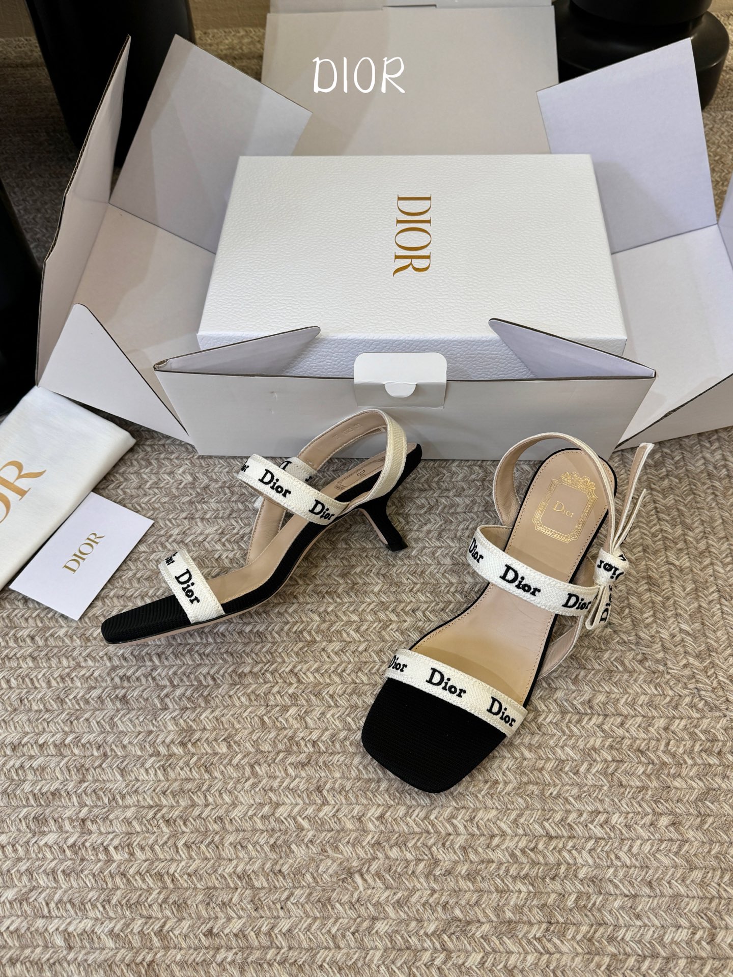 Dio*26ss早春新款字母绑带双高度高跟鞋真正的时尚，是刻在细节里的精致与优雅。这双字母绑带凉拖，用经