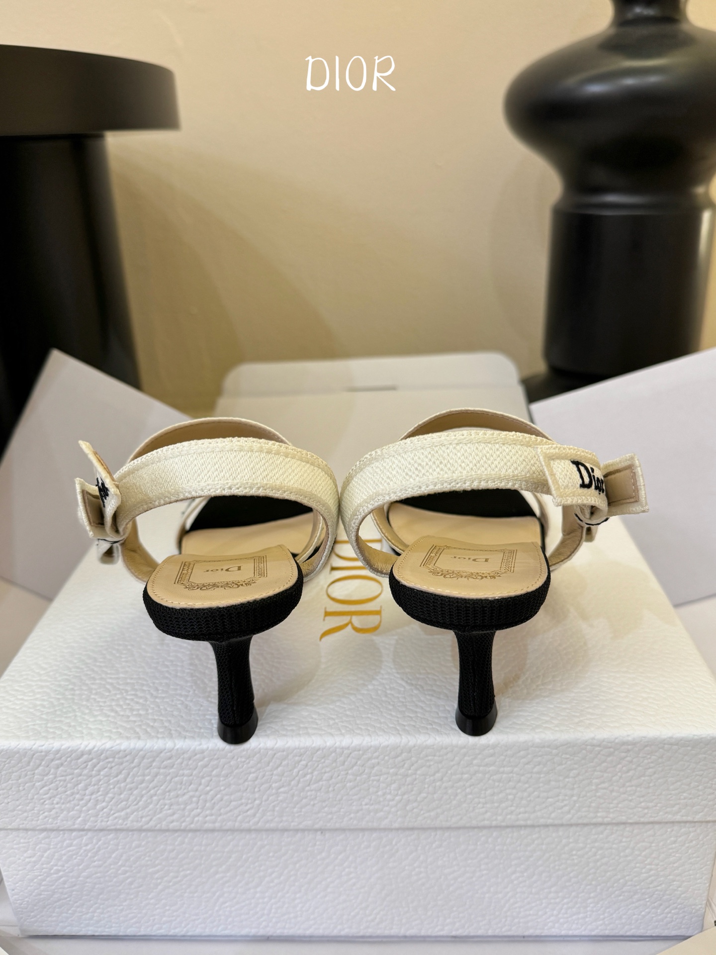 Dio*26ss早春新款字母绑带双高度高跟鞋真正的时尚，是刻在细节里的精致与优雅。这双字母绑带凉拖，用经