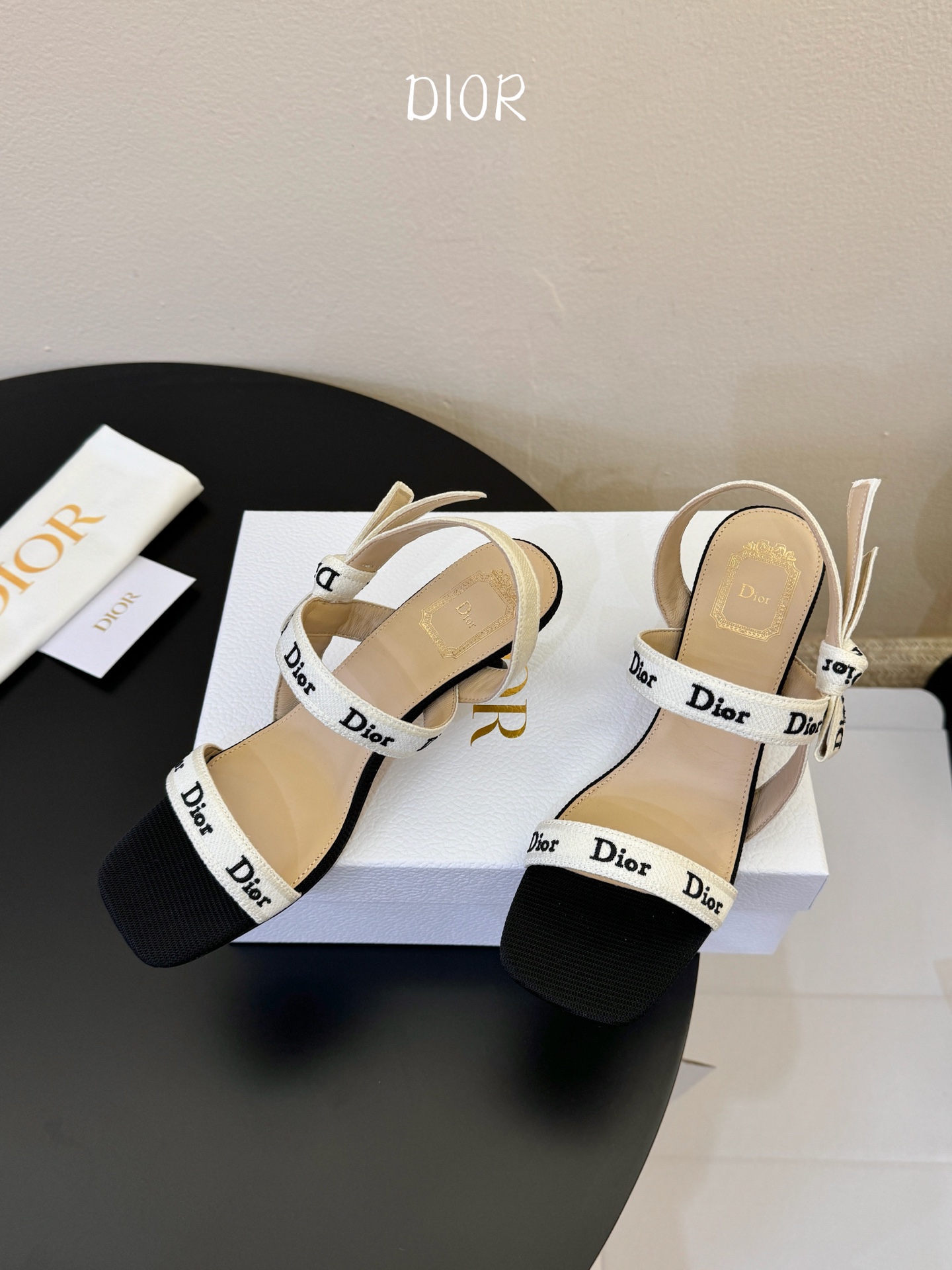 Dio*26ss早春新款字母绑带双高度高跟鞋真正的时尚，是刻在细节里的精致与优雅。这双字母绑带凉拖，用经