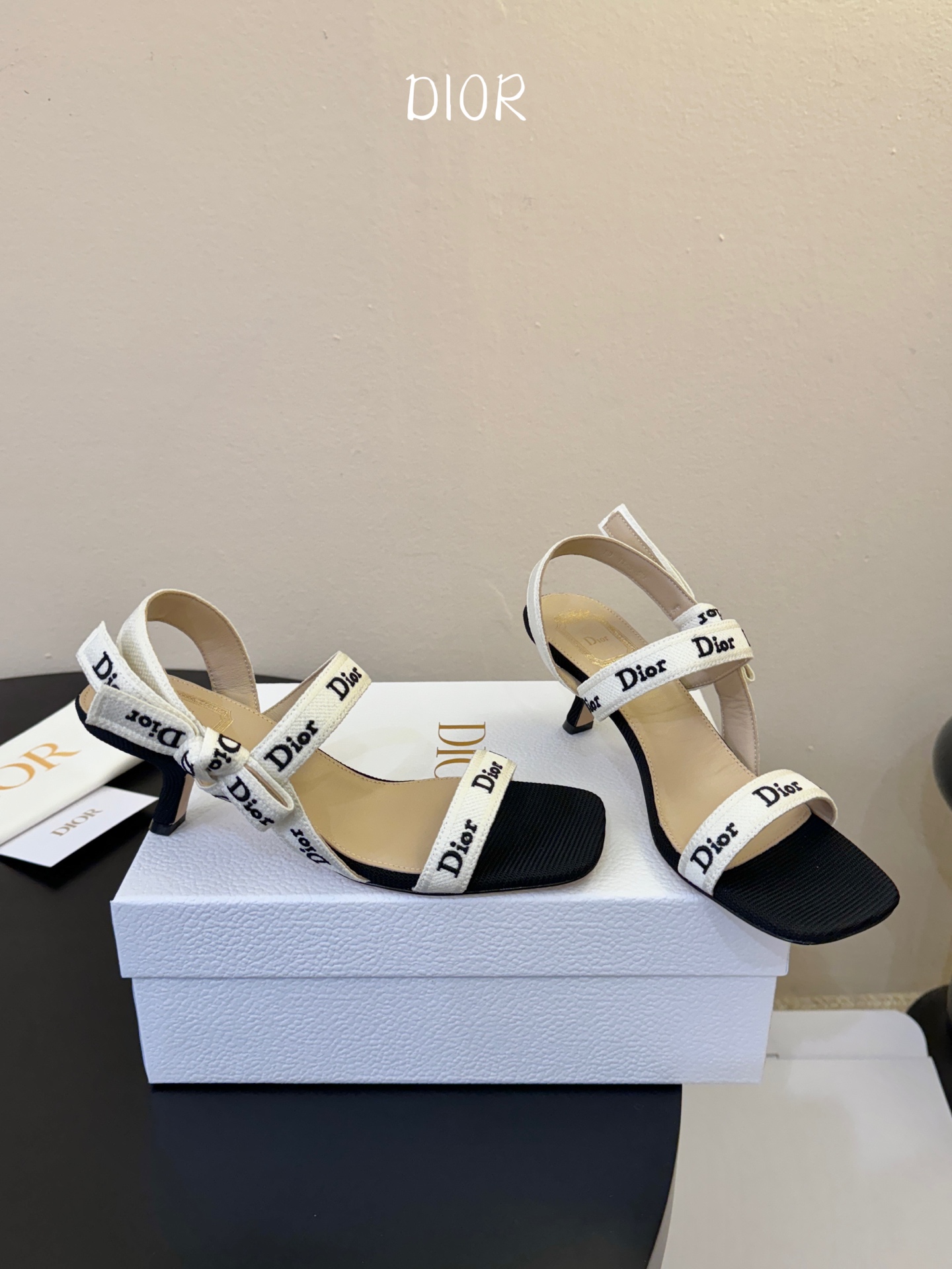 Dio*26ss早春新款字母绑带双高度高跟鞋真正的时尚，是刻在细节里的精致与优雅。这双字母绑带凉拖，用经