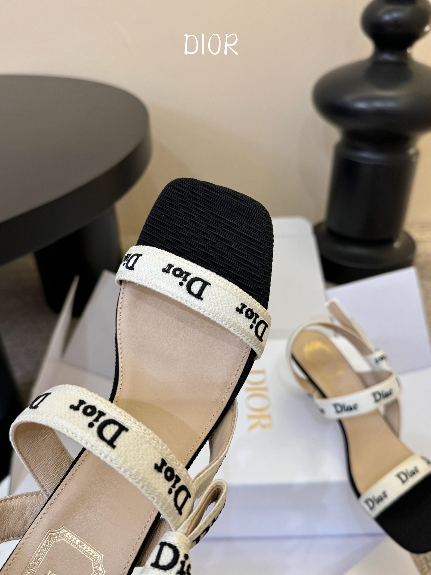 Dio*26ss早春新款字母绑带双高度高跟鞋真正的时尚，是刻在细节里的精致与优雅。这双字母绑带凉拖，用经