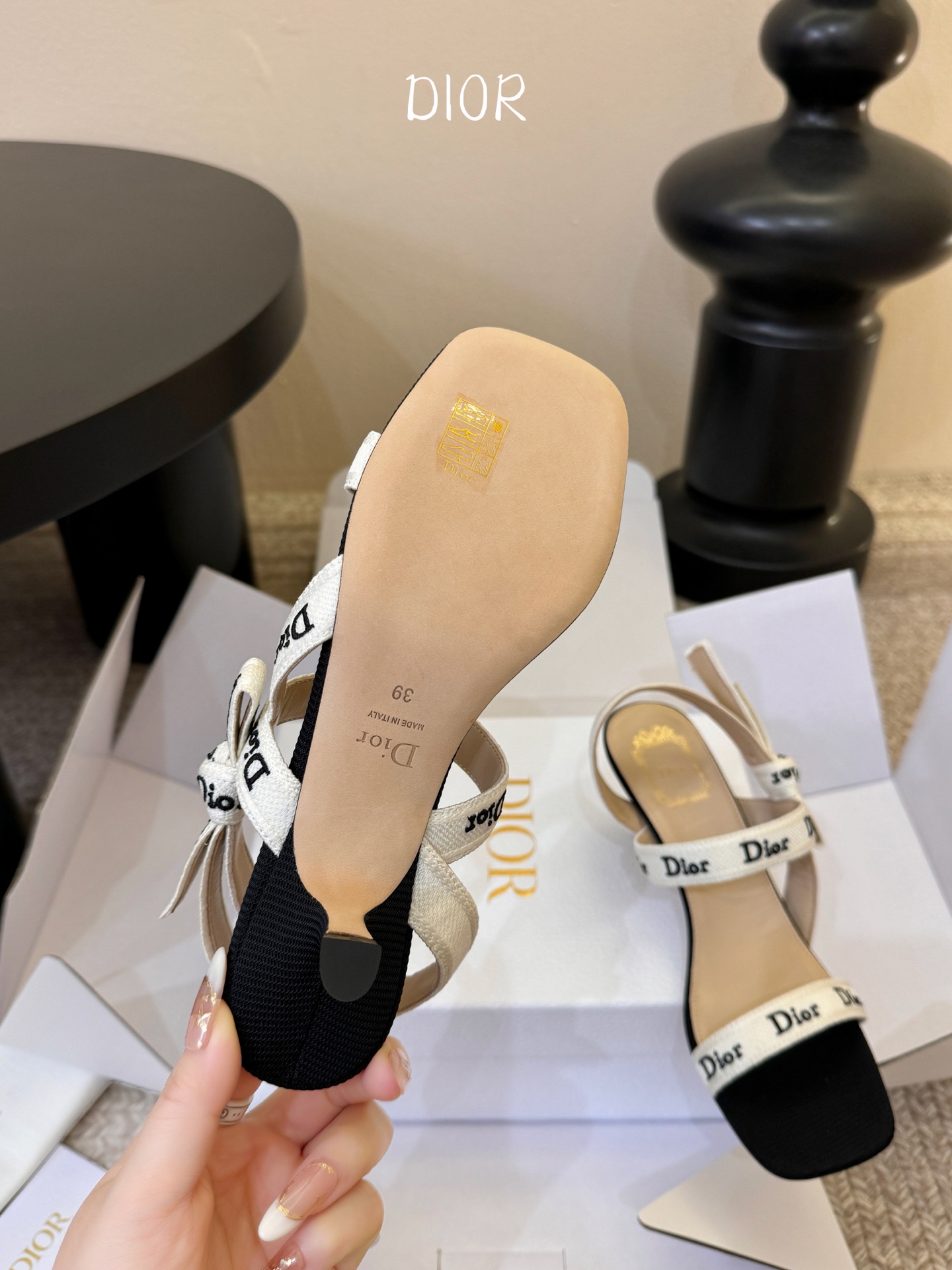 Dio*26ss早春新款字母绑带双高度高跟鞋真正的时尚，是刻在细节里的精致与优雅。这双字母绑带凉拖，用经