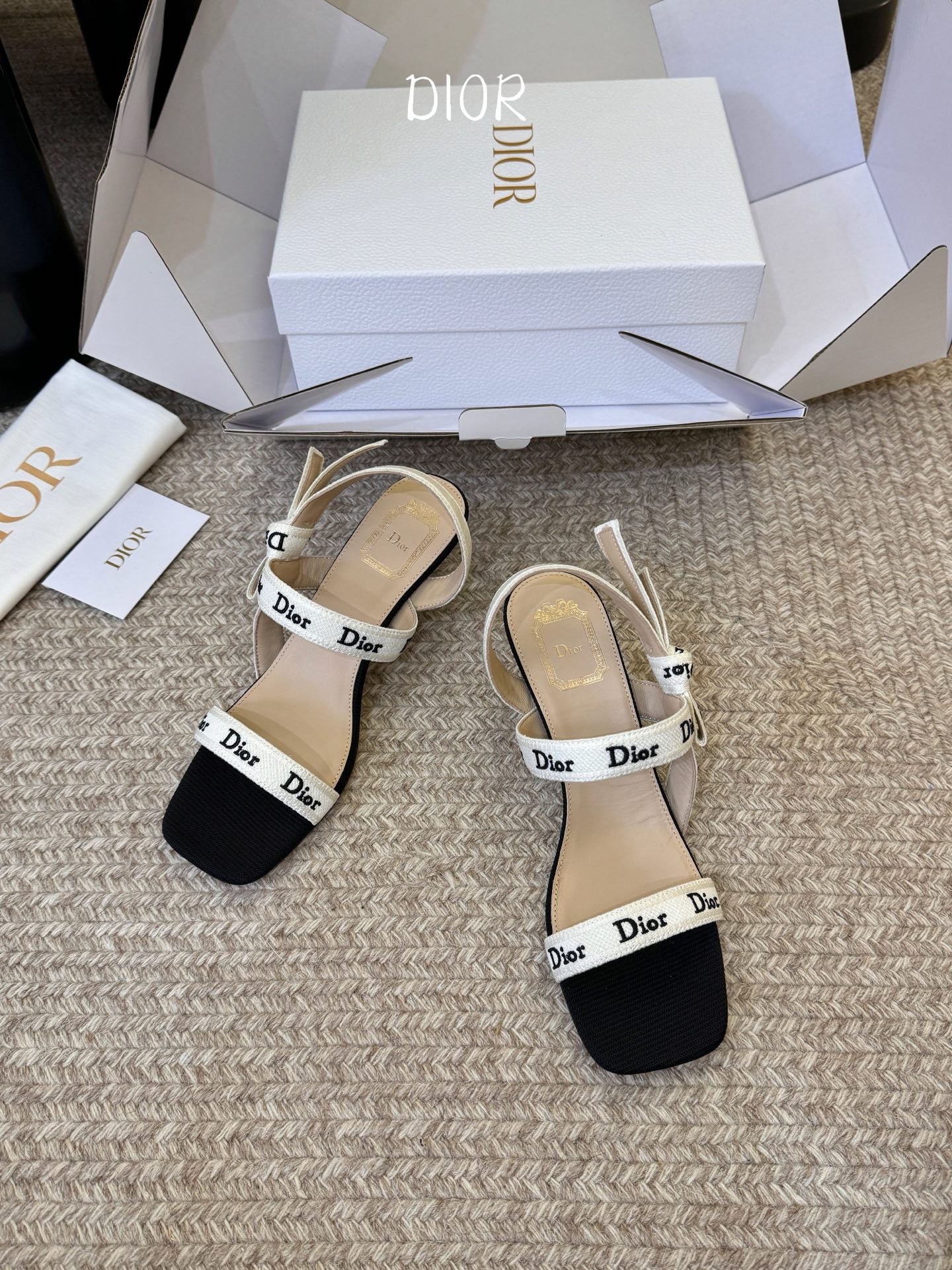 Dio*26ss早春新款字母绑带双高度高跟鞋真正的时尚，是刻在细节里的精致与优雅。这双字母绑带凉拖，用经