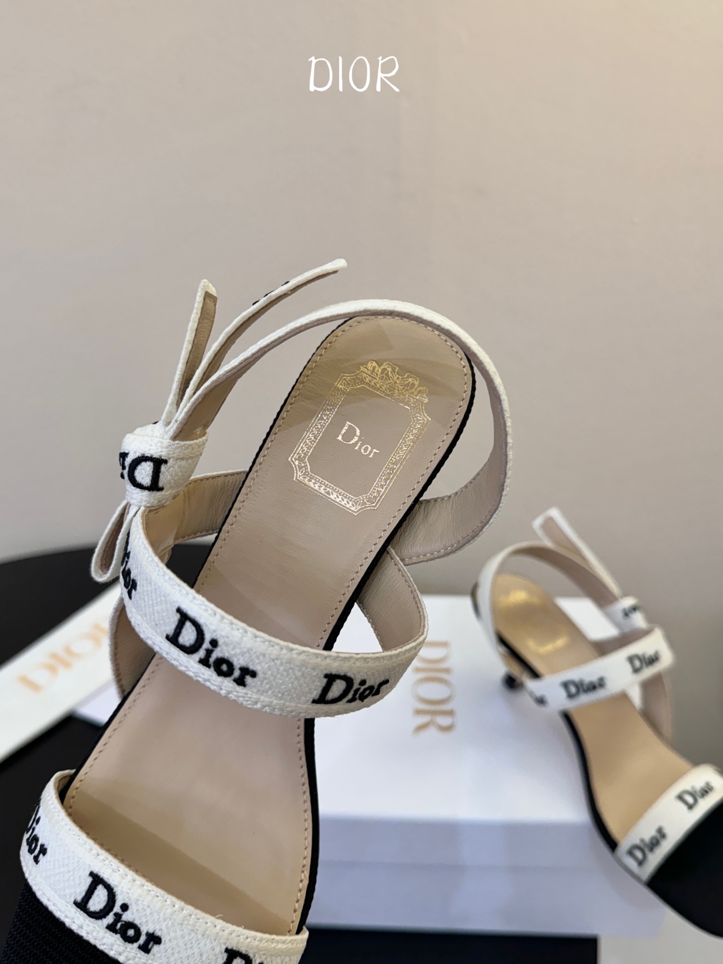 Dio*26ss早春新款字母绑带双高度高跟鞋真正的时尚，是刻在细节里的精致与优雅。这双字母绑带凉拖，用经