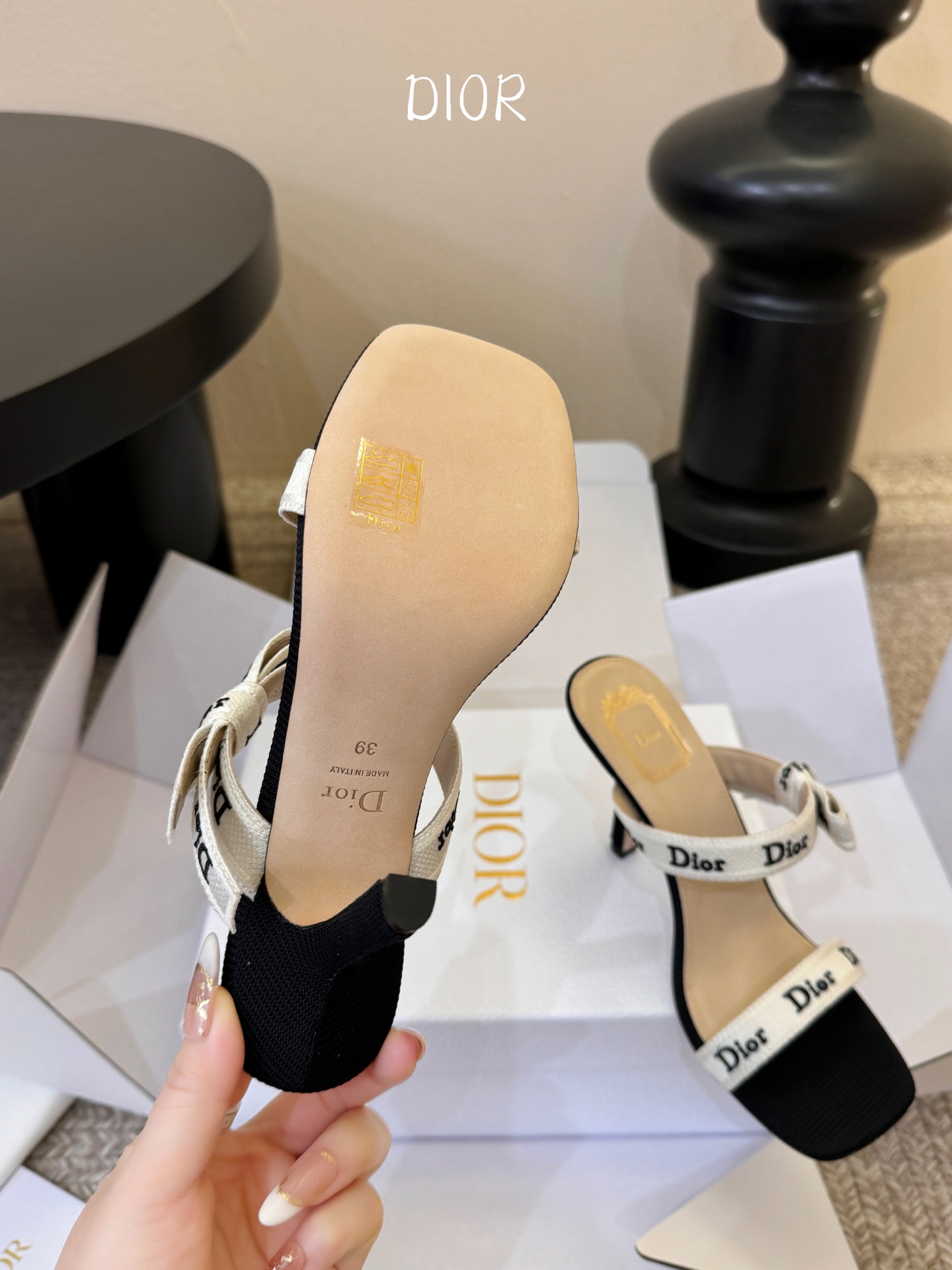 Dio*26ss早春新款字母绑带双高度高跟鞋真正的时尚，是刻在细节里的精致与优雅。这双字母绑带凉拖，用经