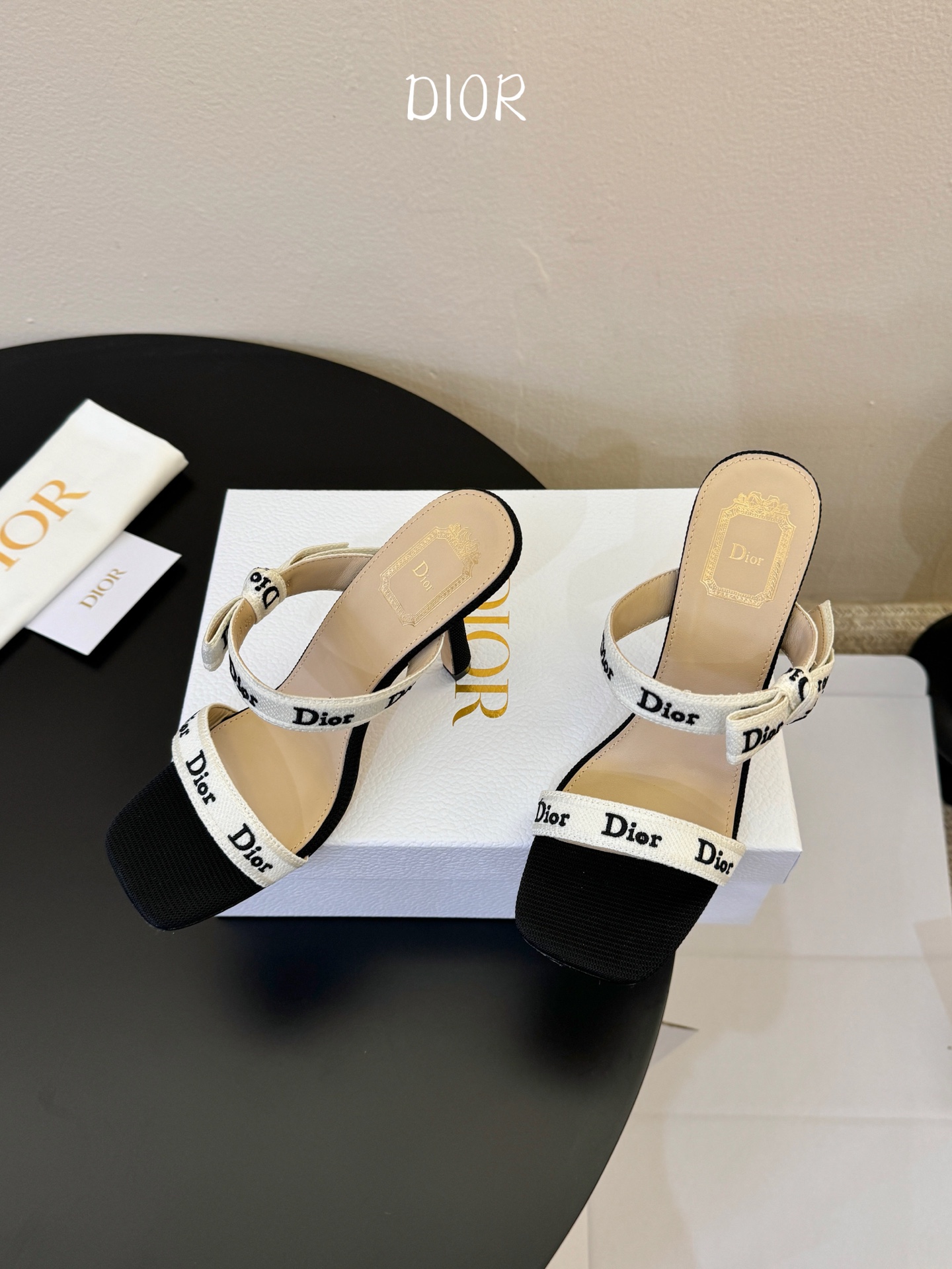Dio*26ss早春新款字母绑带双高度高跟鞋真正的时尚，是刻在细节里的精致与优雅。这双字母绑带凉拖，用经