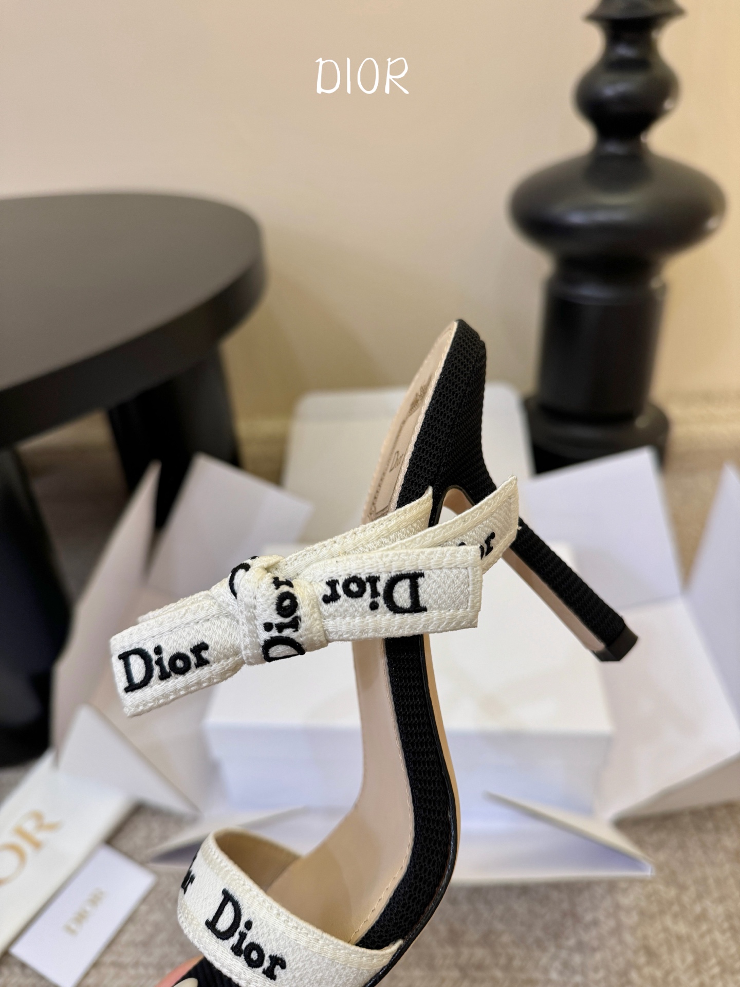 Dio*26ss早春新款字母绑带双高度高跟鞋真正的时尚，是刻在细节里的精致与优雅。这双字母绑带凉拖，用经