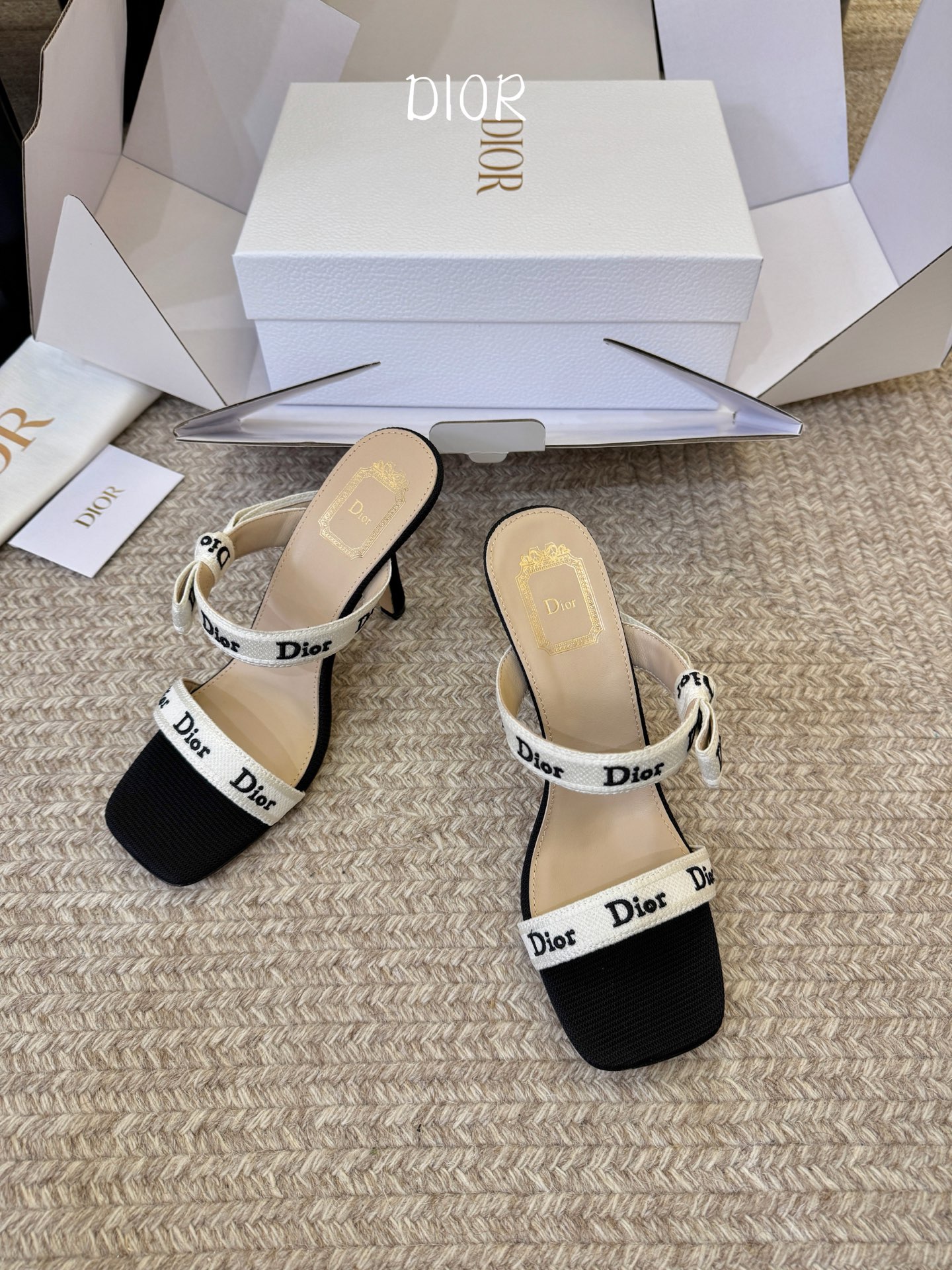 Dio*26ss早春新款字母绑带双高度高跟鞋真正的时尚，是刻在细节里的精致与优雅。这双字母绑带凉拖，用经