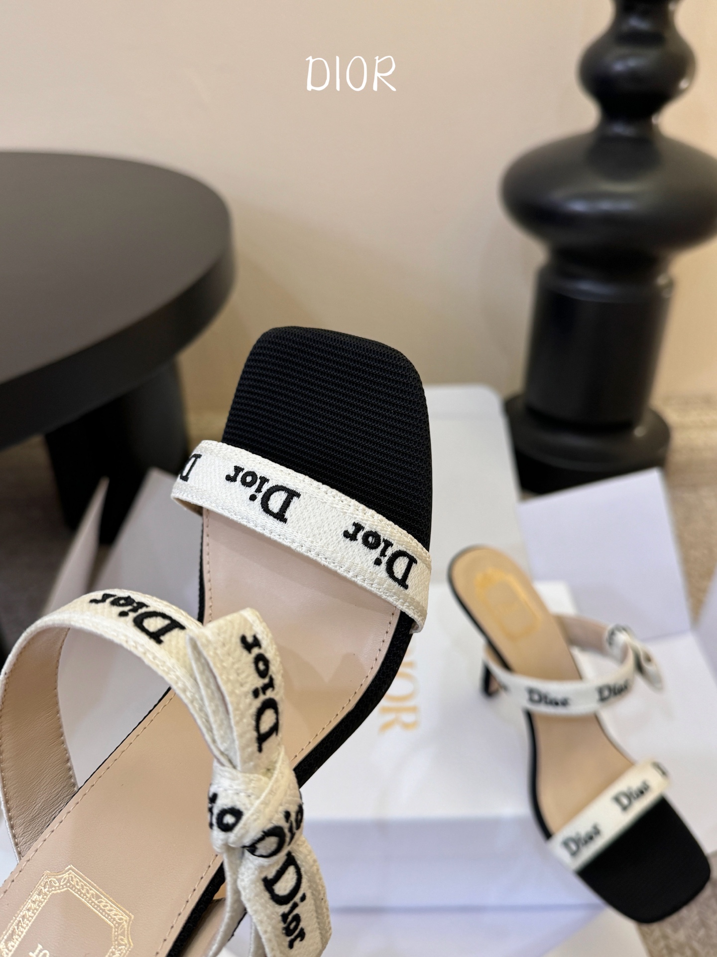 Dio*26ss早春新款字母绑带双高度高跟鞋真正的时尚，是刻在细节里的精致与优雅。这双字母绑带凉拖，用经