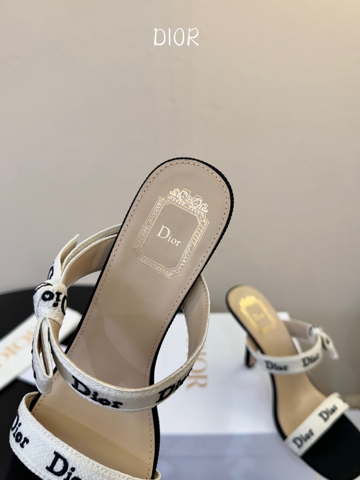 Dio*26ss早春新款字母绑带双高度高跟鞋真正的时尚，是刻在细节里的精致与优雅。这双字母绑带凉拖，用经