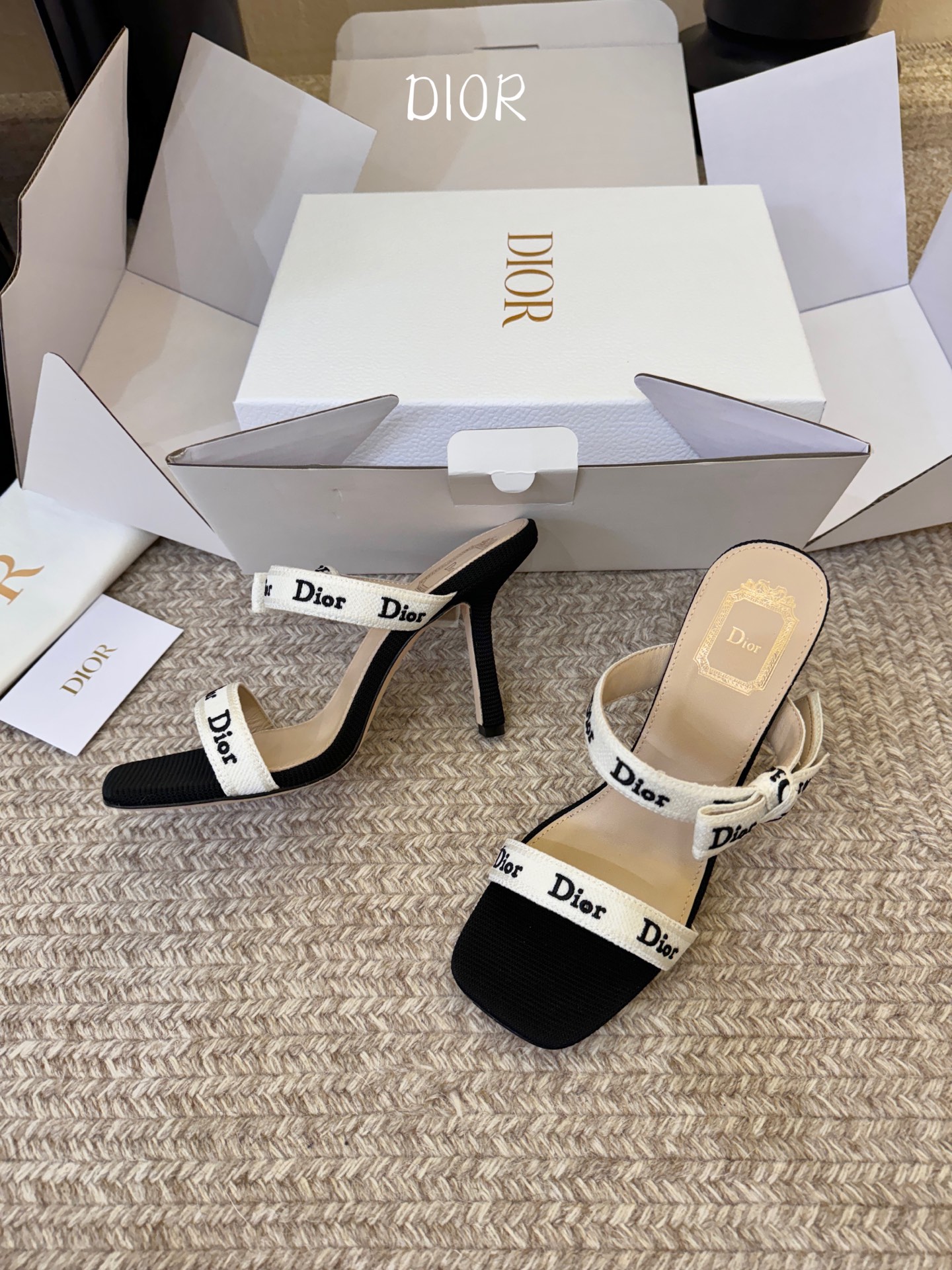 Dio*26ss早春新款字母绑带双高度高跟鞋真正的时尚，是刻在细节里的精致与优雅。这双字母绑带凉拖，用经