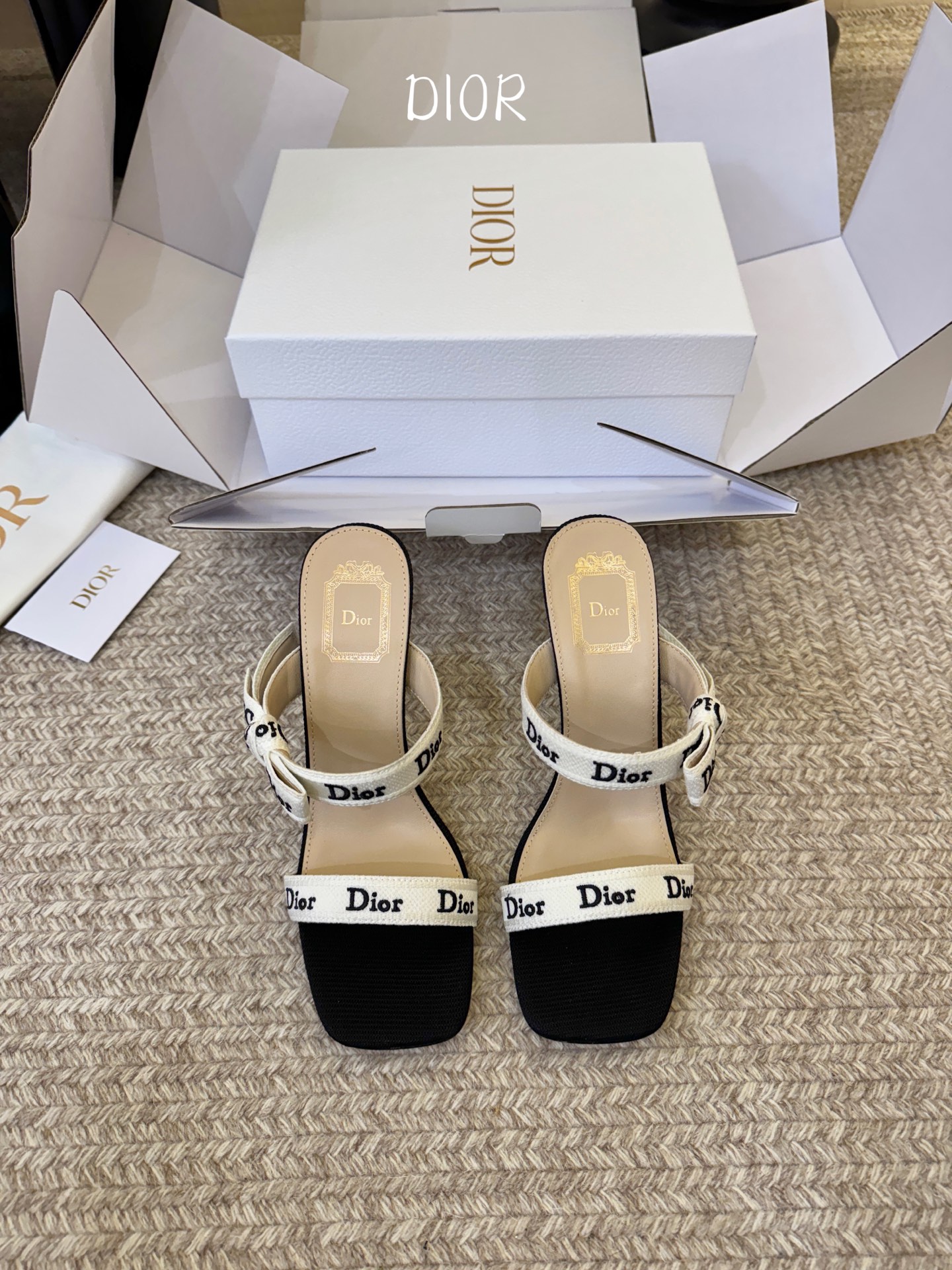 NO:780472,Dio*26ss early spring new letter-strap double-height high heels. Real fashion is the delicacy and elegance engraved in the details. This pair of letter-strap sandals, with classic brand logo and smooth design, perfectly interprets the relaxed feeling of French light luxury, giving every step a sense of socialite aura. The square-toe shoes are neat and elegant, accurately modify the foot shape, visually lengthen the leg line, and easily wear superior proportions. Even basic styles can instantly enhance the sophistication.  It is not only a pair of shoes, but also an exquisite attitude towards life. It is a classic style that will never go out of style in the shoe cabinet and can always hold up the scene. Embroidered upper fabric, sheepskin lining, Italian genuine leather outsole, size 35-42 (customized sizes 40, 41, and 42 are non-returnable). Heel height 7cm, high heels, slippers, dior, high heels, slippers, sheepskin, Leather soles19860909Dio*26ss早春新款字母绑带双高度高跟鞋 真正的时尚,是刻在细节里的精致与优雅.这双字母绑带凉拖,用经典的品牌标识与流畅设计,完美诠释了法式轻奢的松弛感,让每一步都自带名媛气场.方头鞋型利落大气,精准修饰脚型,视觉上拉长腿部线条,轻松穿出优越比例,哪怕是基础款穿搭,也能瞬间提升精致度. 它不只是一双鞋,更是一种精致的生活态度,是鞋柜里永远不会过时、永远能撑起场面的经典款. 鞋面刺绣面料 内里羊皮 大底意大利真皮大底 size35-42码（40、41、42码定制不退换） 跟高7cm,高跟鞋拖鞋,dior,high heels,slippers,sheepskin,Leather soles,Women's Shoes