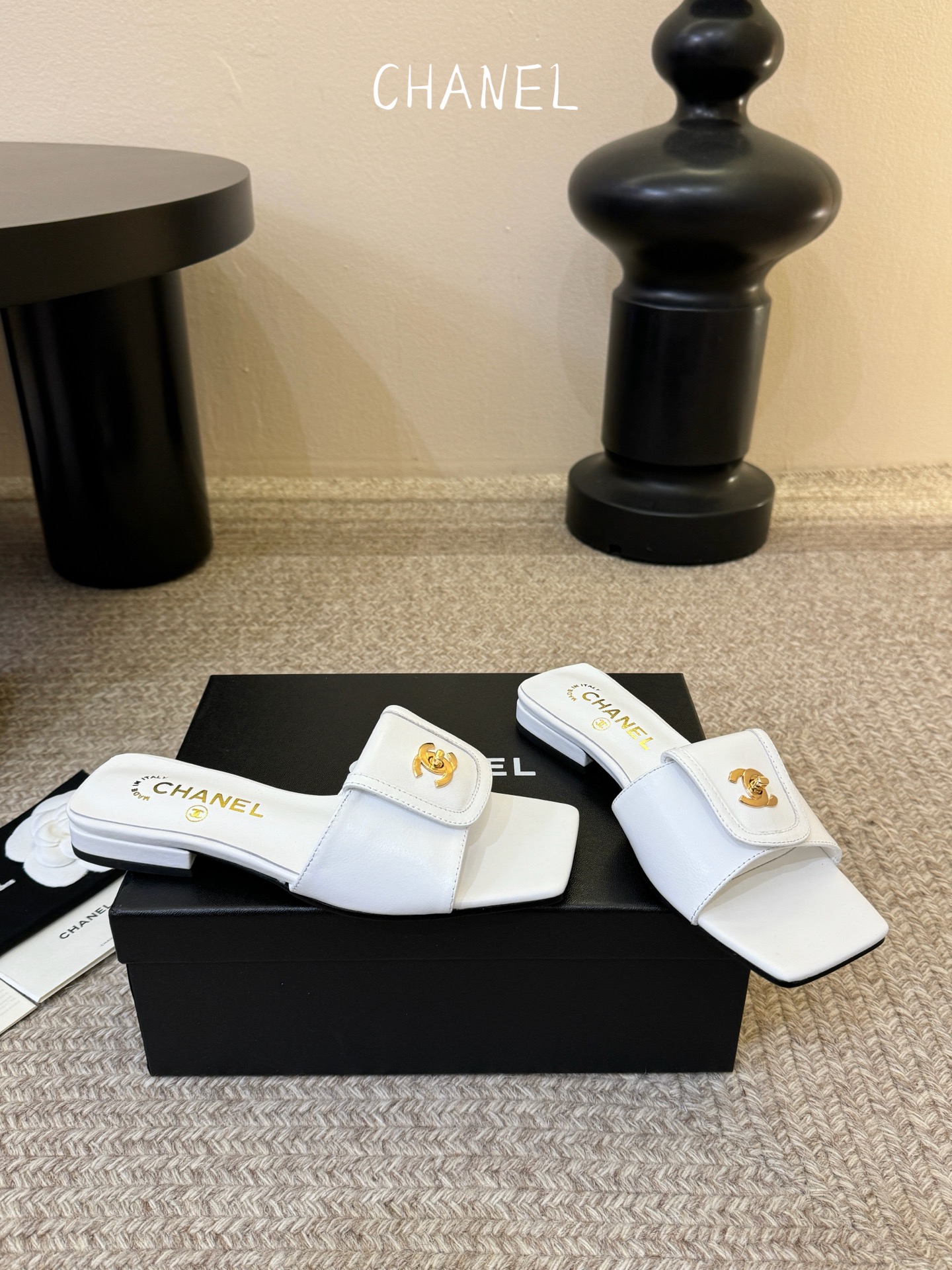 chane…l 26p new arrival～小香26早春方头拖鞋，加锁扣的细节，就很有贵感高丝光牛反