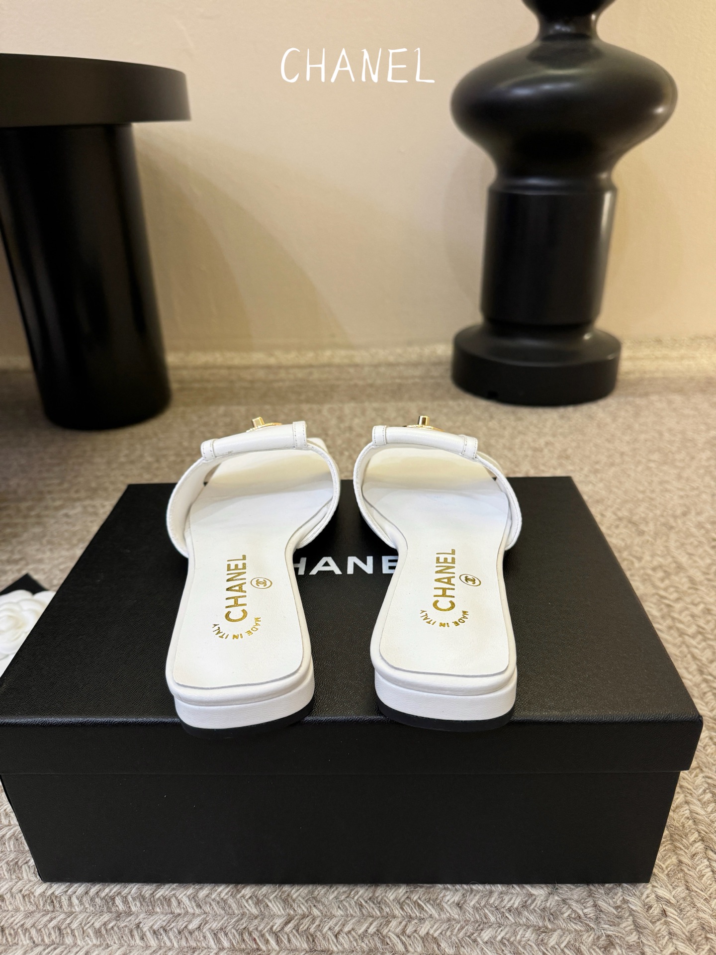 chane…l 26p new arrival～小香26早春方头拖鞋，加锁扣的细节，就很有贵感高丝光牛反