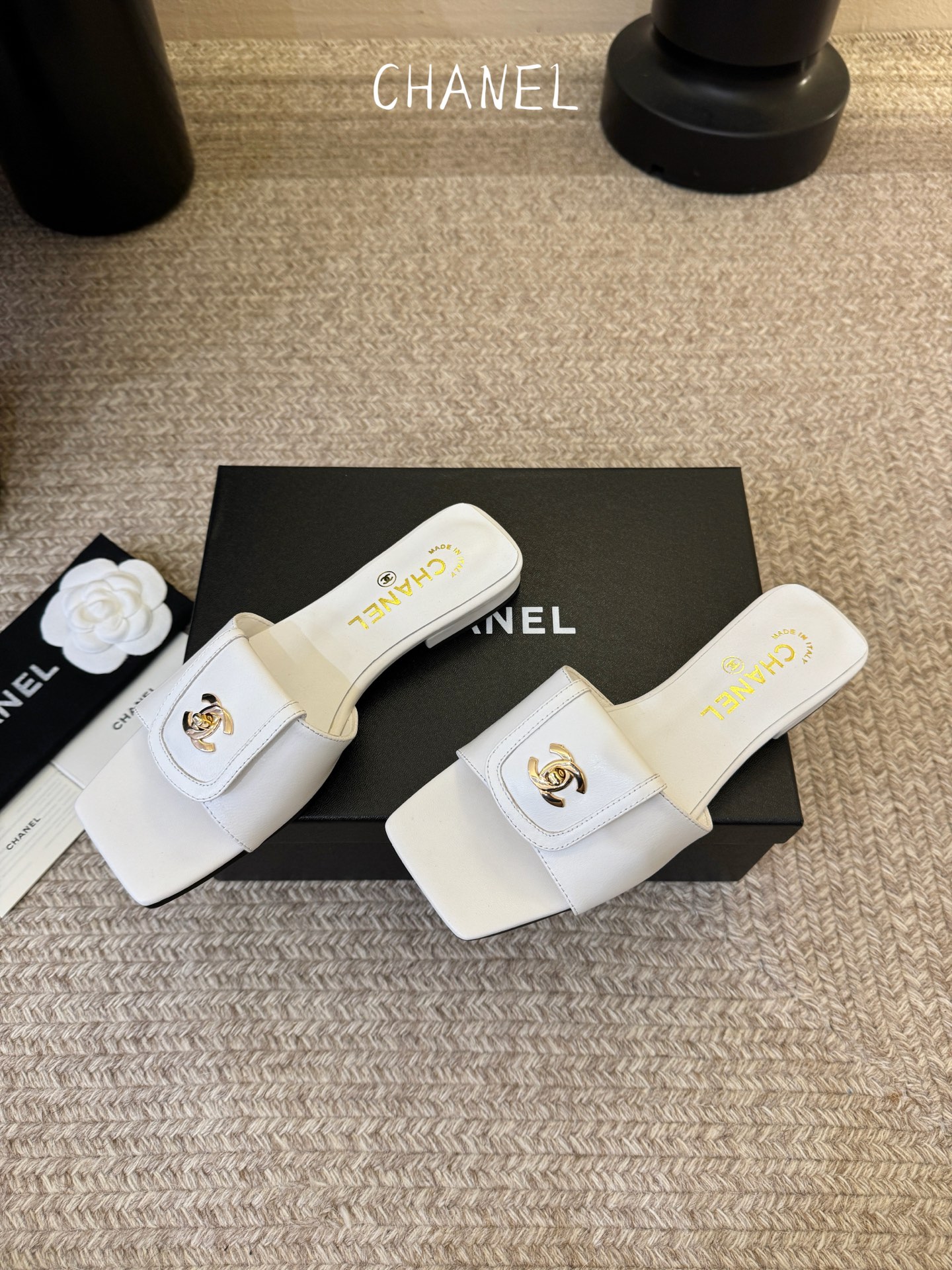 chane…l 26p new arrival～小香26早春方头拖鞋，加锁扣的细节，就很有贵感高丝光牛反