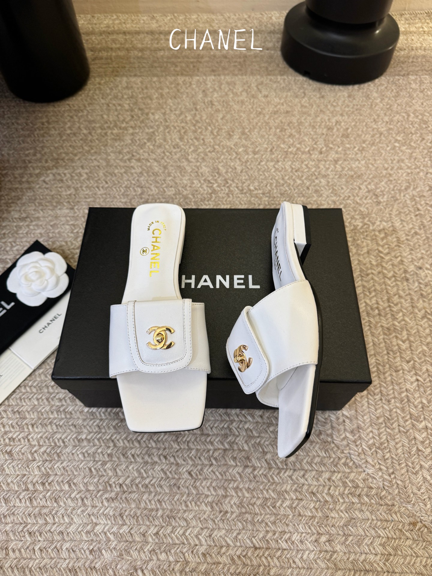 chane…l 26p new arrival～小香26早春方头拖鞋，加锁扣的细节，就很有贵感高丝光牛反