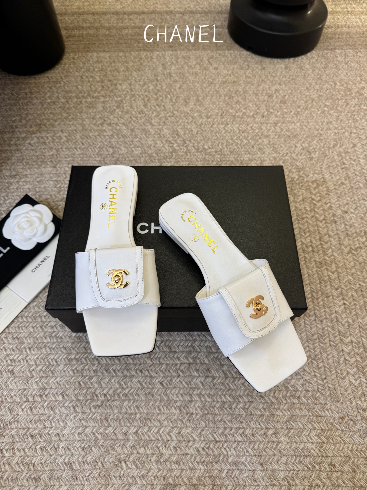 chane…l 26p new arrival～小香26早春方头拖鞋，加锁扣的细节，就很有贵感高丝光牛反