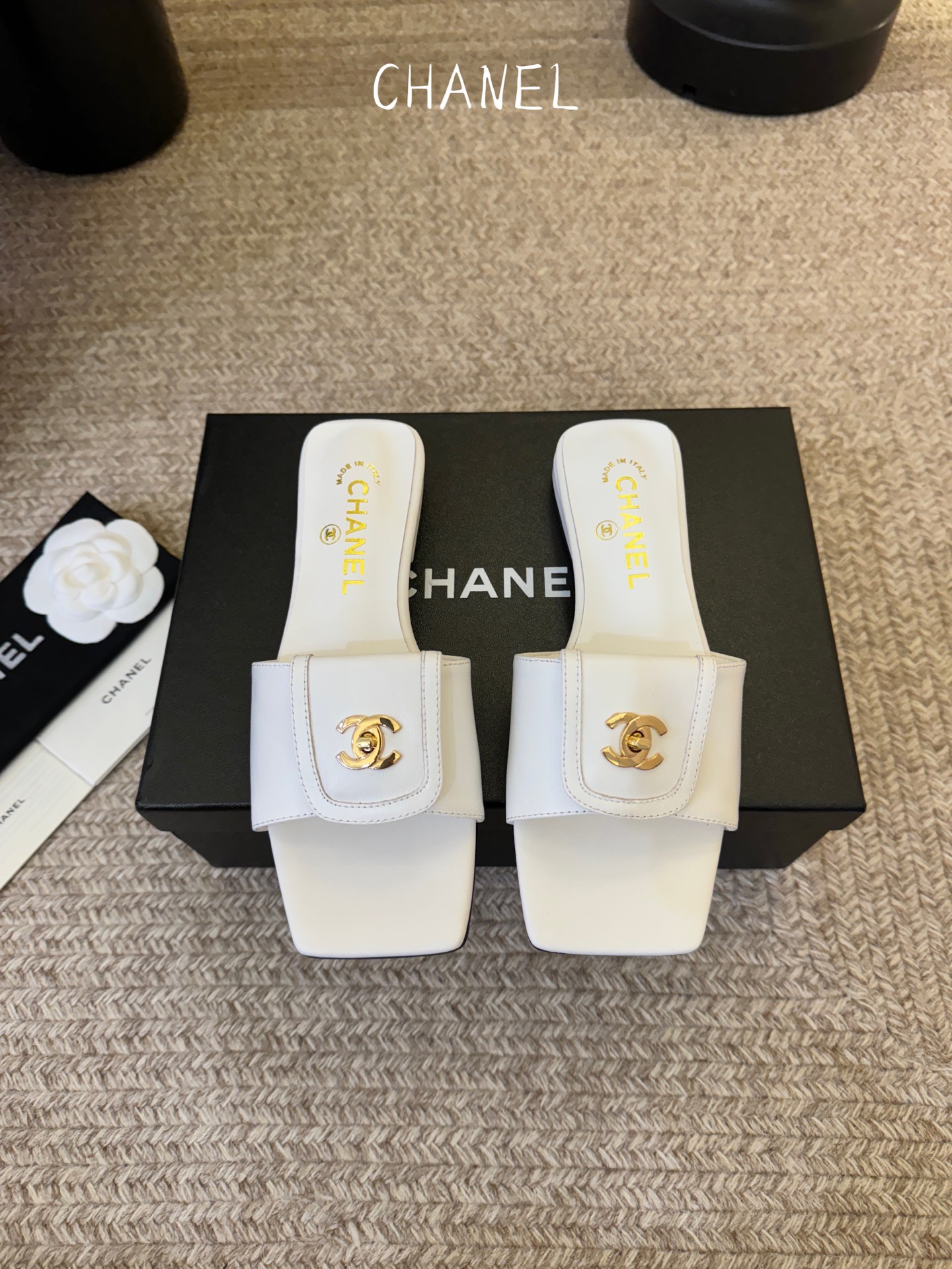 chane…l 26p new arrival～小香26早春方头拖鞋，加锁扣的细节，就很有贵感高丝光牛反