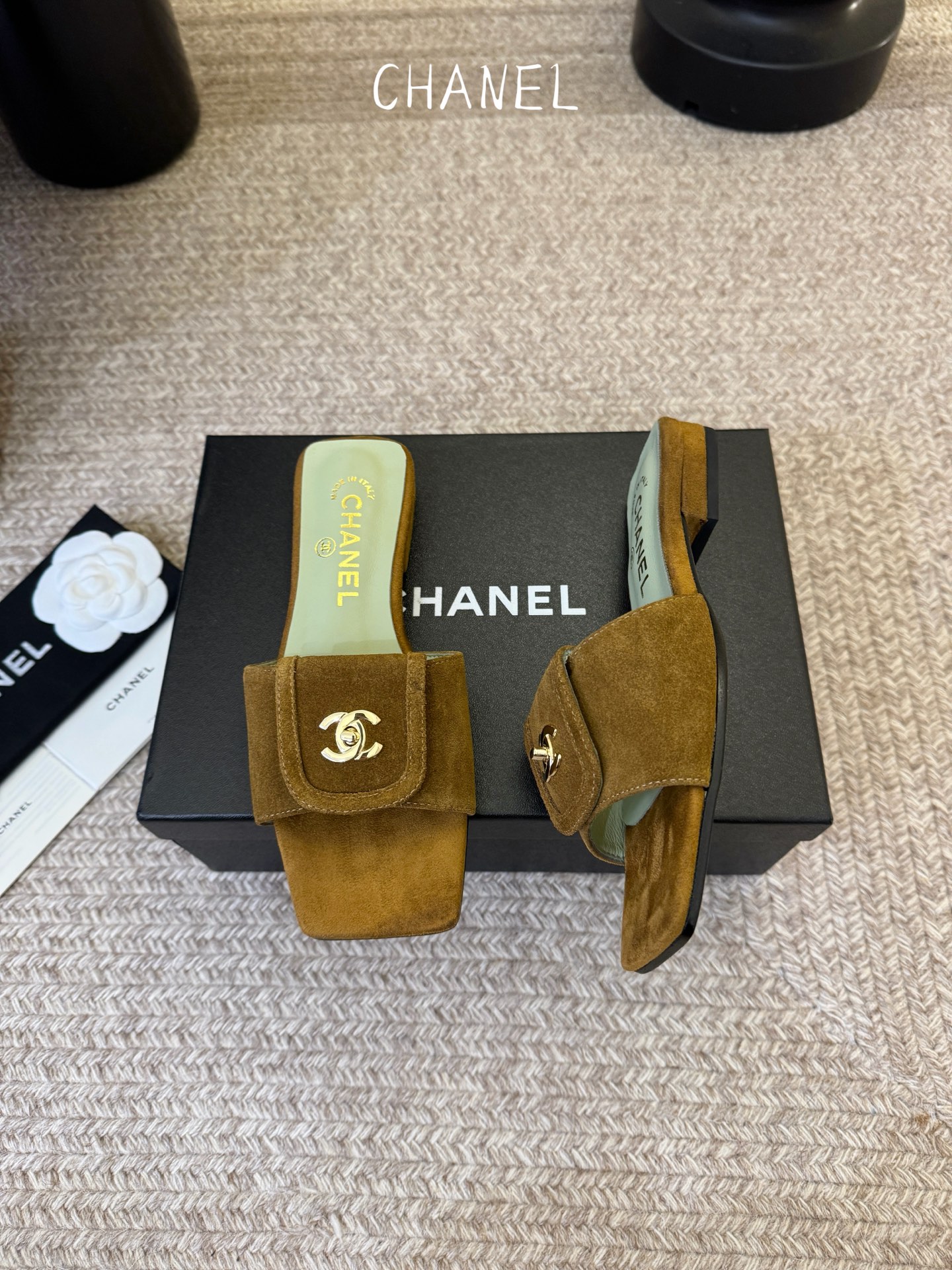 chane…l 26p new arrival～小香26早春方头拖鞋，加锁扣的细节，就很有贵感高丝光牛反