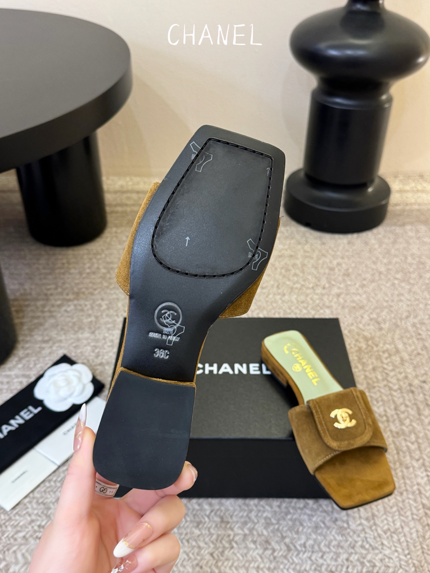 chane…l 26p new arrival～小香26早春方头拖鞋，加锁扣的细节，就很有贵感高丝光牛反