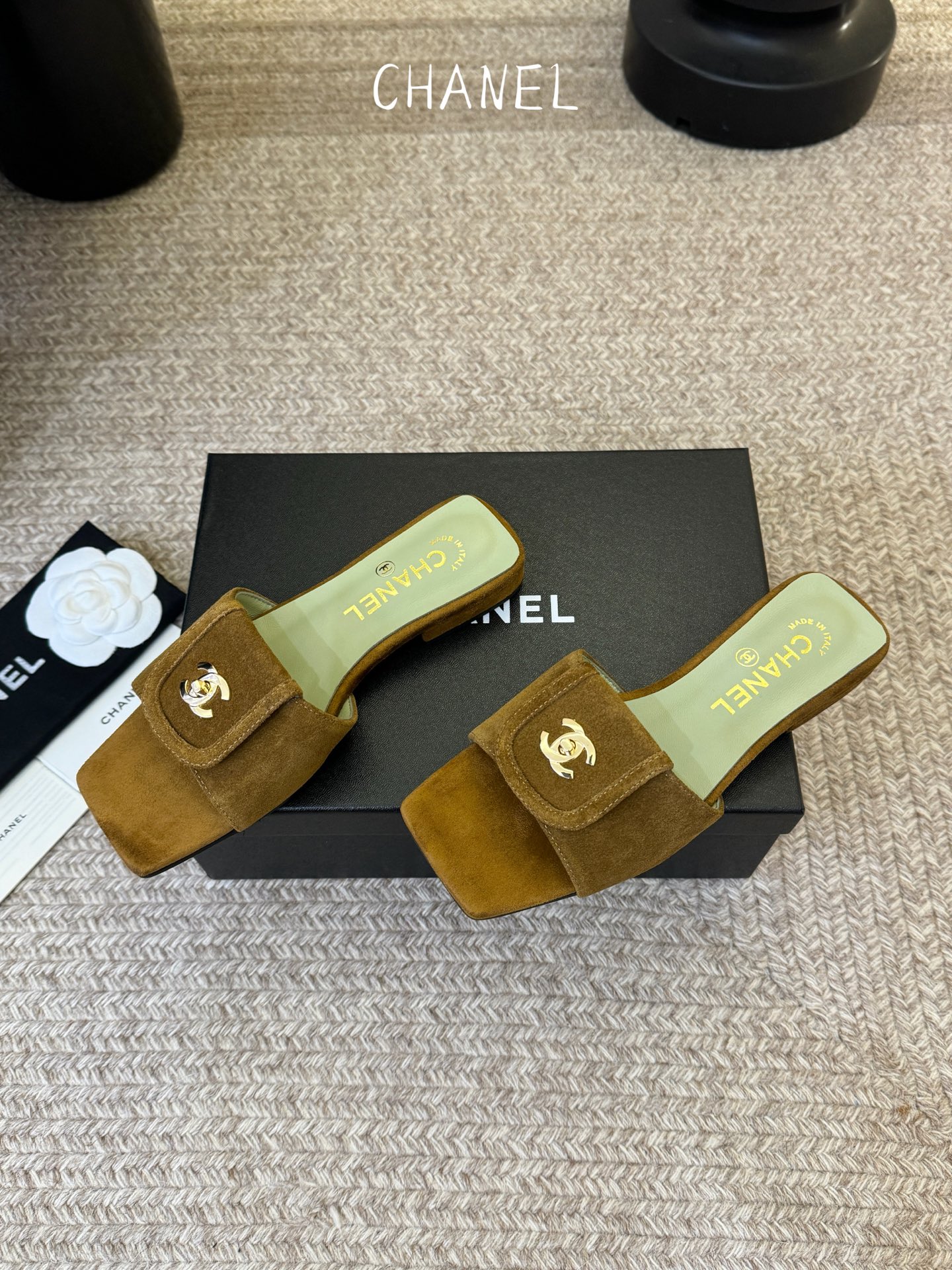 chane…l 26p new arrival～小香26早春方头拖鞋，加锁扣的细节，就很有贵感高丝光牛反