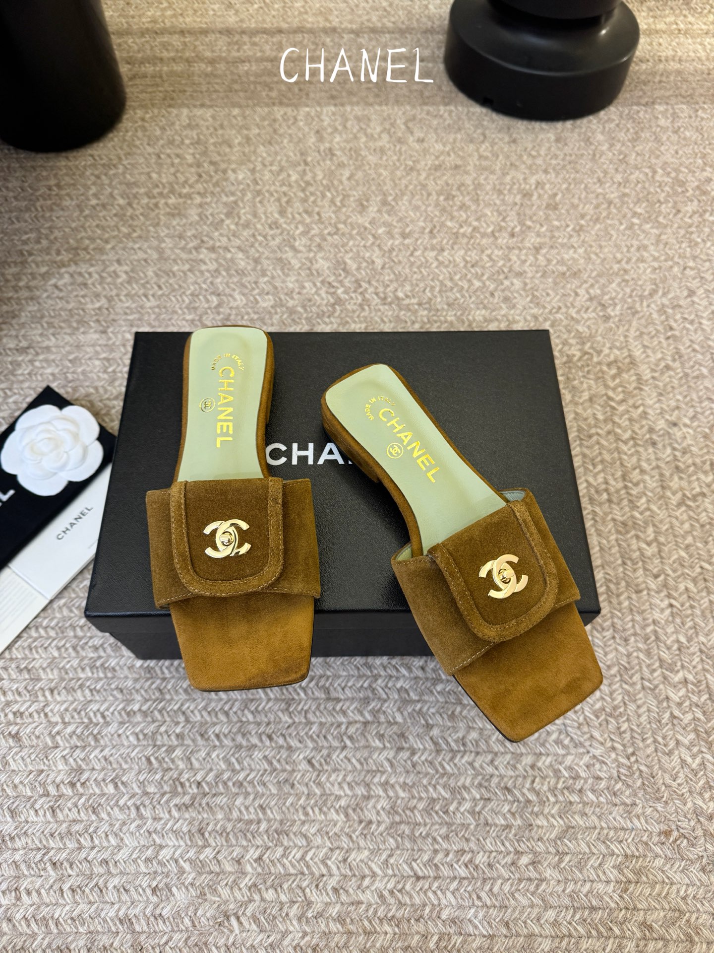 chane…l 26p new arrival～小香26早春方头拖鞋，加锁扣的细节，就很有贵感高丝光牛反