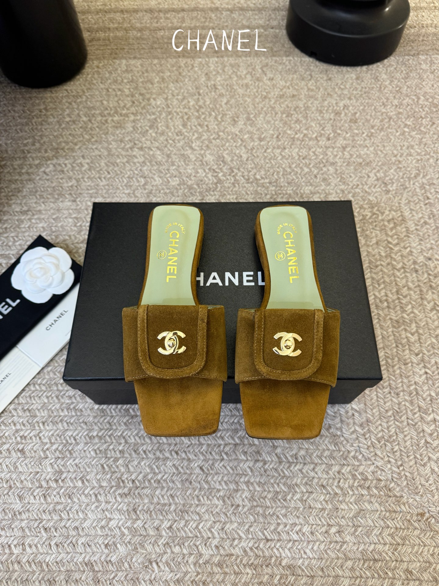 chane…l 26p new arrival～小香26早春方头拖鞋，加锁扣的细节，就很有贵感高丝光牛反