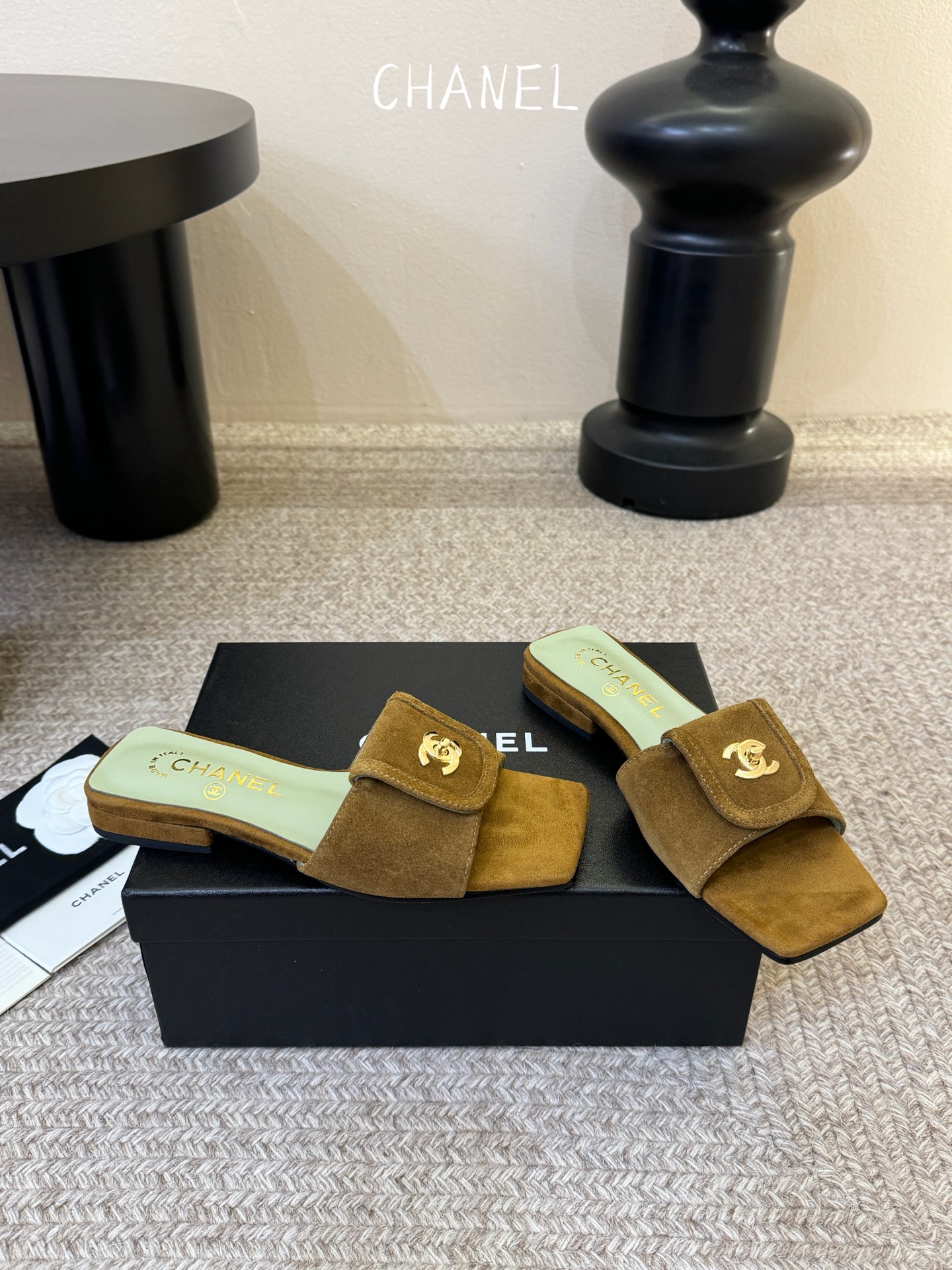 chane…l 26p new arrival～小香26早春方头拖鞋，加锁扣的细节，就很有贵感高丝光牛反