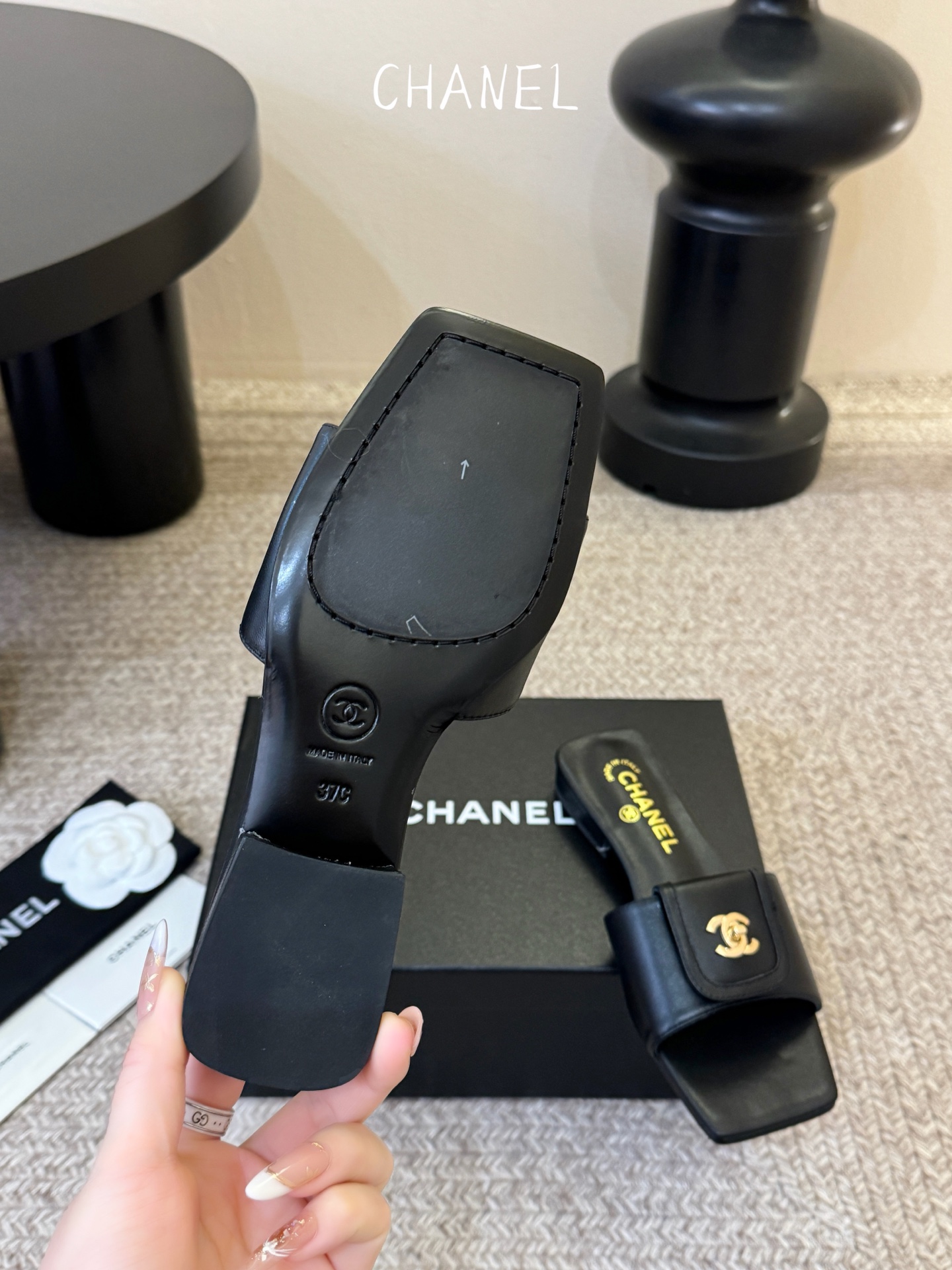 chane…l 26p new arrival～小香26早春方头拖鞋，加锁扣的细节，就很有贵感高丝光牛反