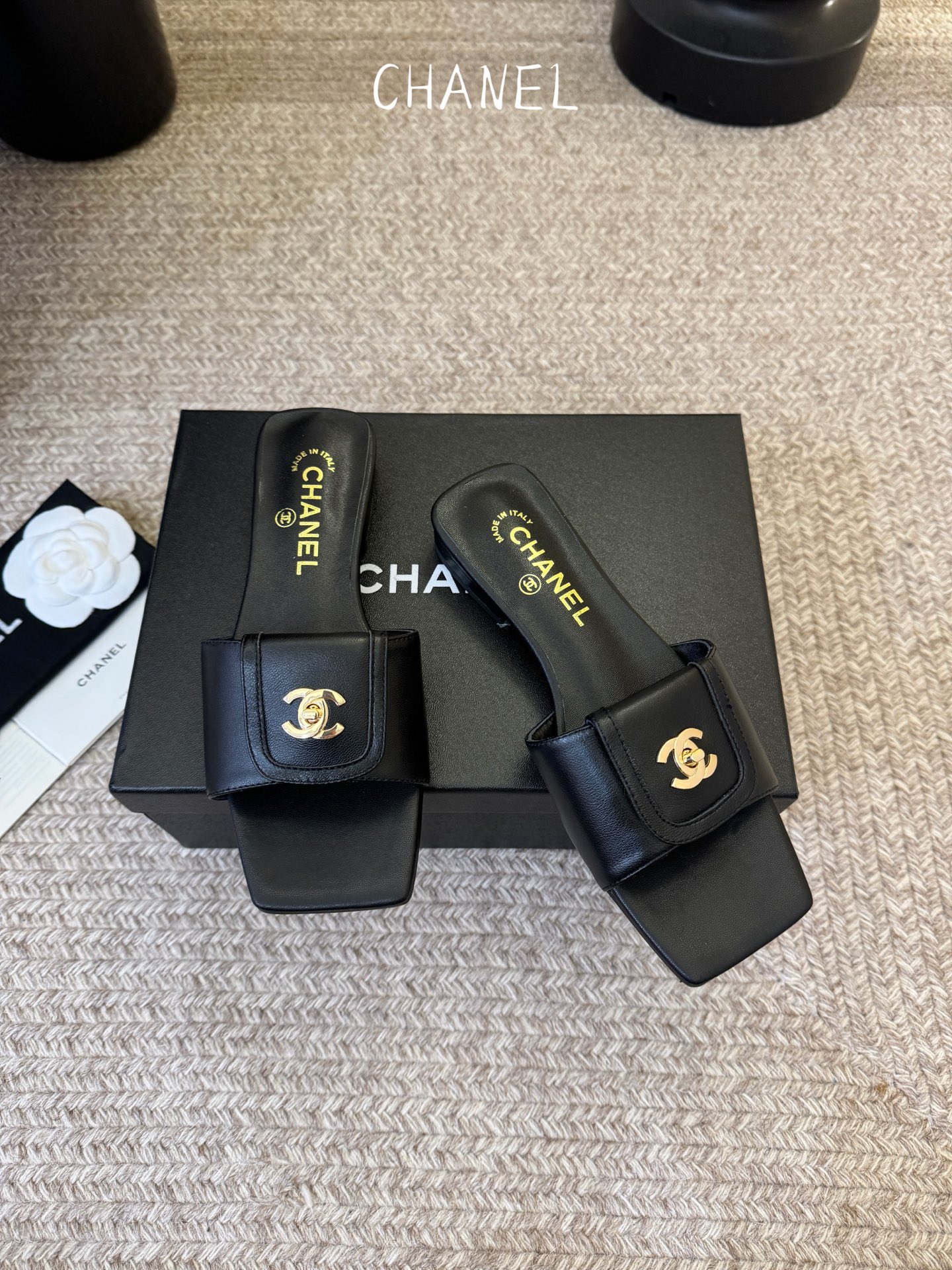 chane…l 26p new arrival～小香26早春方头拖鞋，加锁扣的细节，就很有贵感高丝光牛反