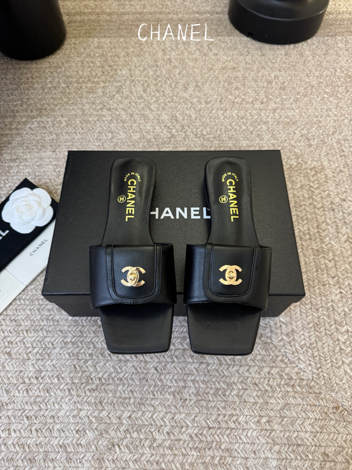 NO:780465,chane…l 26p new arrival~ Xiaoxiang 26 early spring square toe slippers, with lock details, very expensive, high satin cow suede and mixed sheep face, size 35-41, slippers, chanel, slippers19860909chane…l 26p new arrival～ 小香26早春方头拖鞋, 加锁扣的细节,就很有贵感 高丝光牛反绒跟混种羊面 size 35-41,拖鞋,chanel,slippers,Women's Shoes