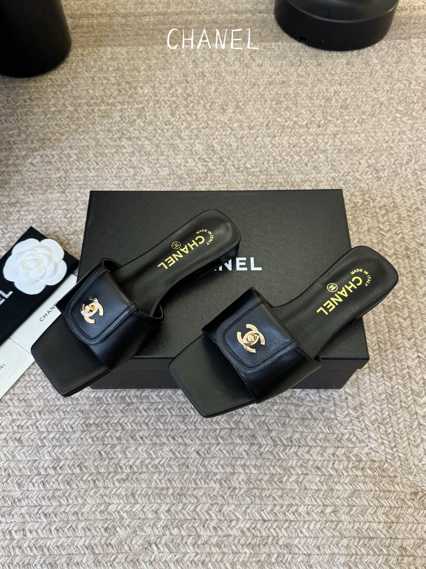 chane…l 26p new arrival～小香26早春方头拖鞋，加锁扣的细节，就很有贵感高丝光牛反