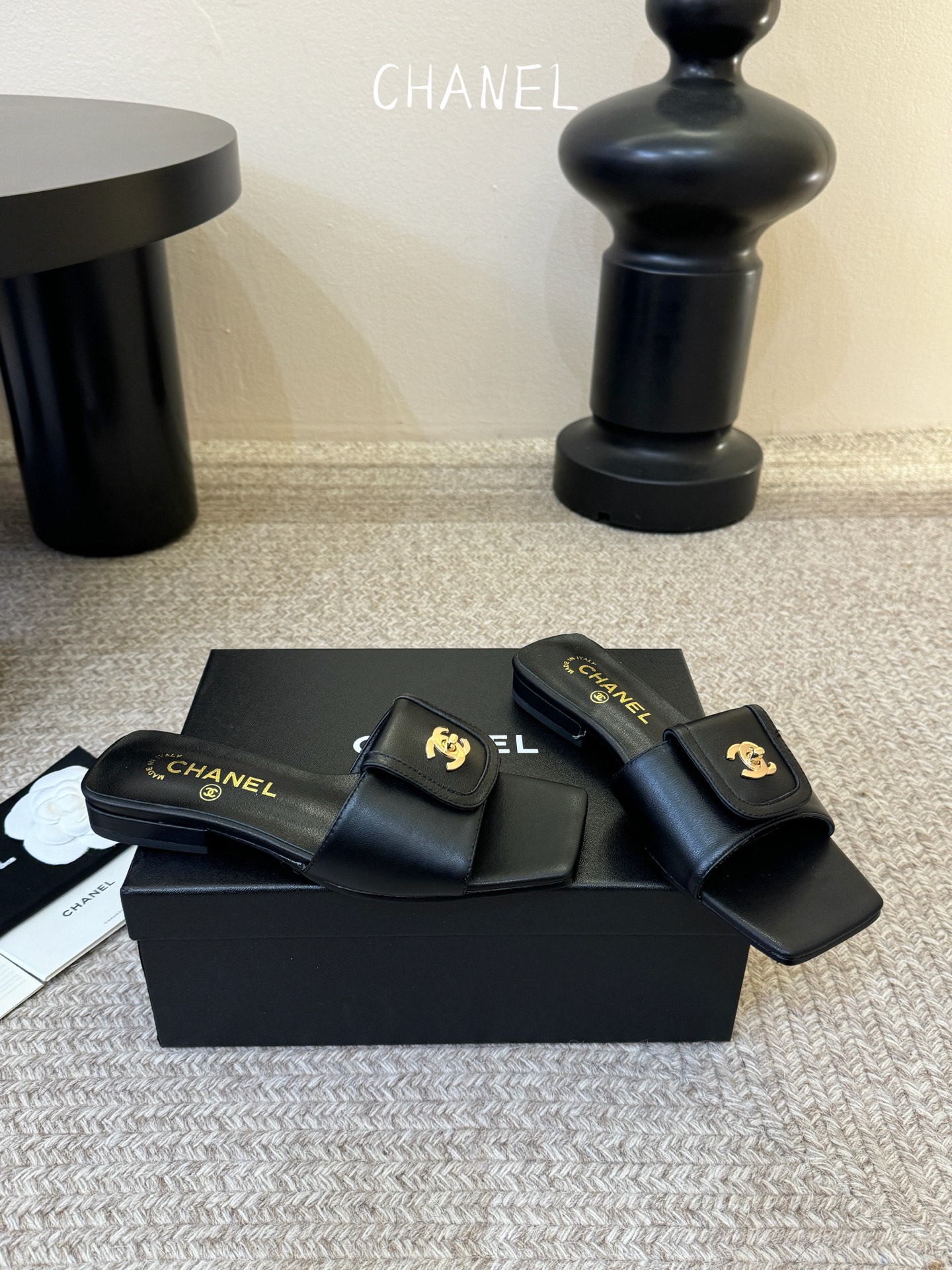 chane…l 26p new arrival～小香26早春方头拖鞋，加锁扣的细节，就很有贵感高丝光牛反