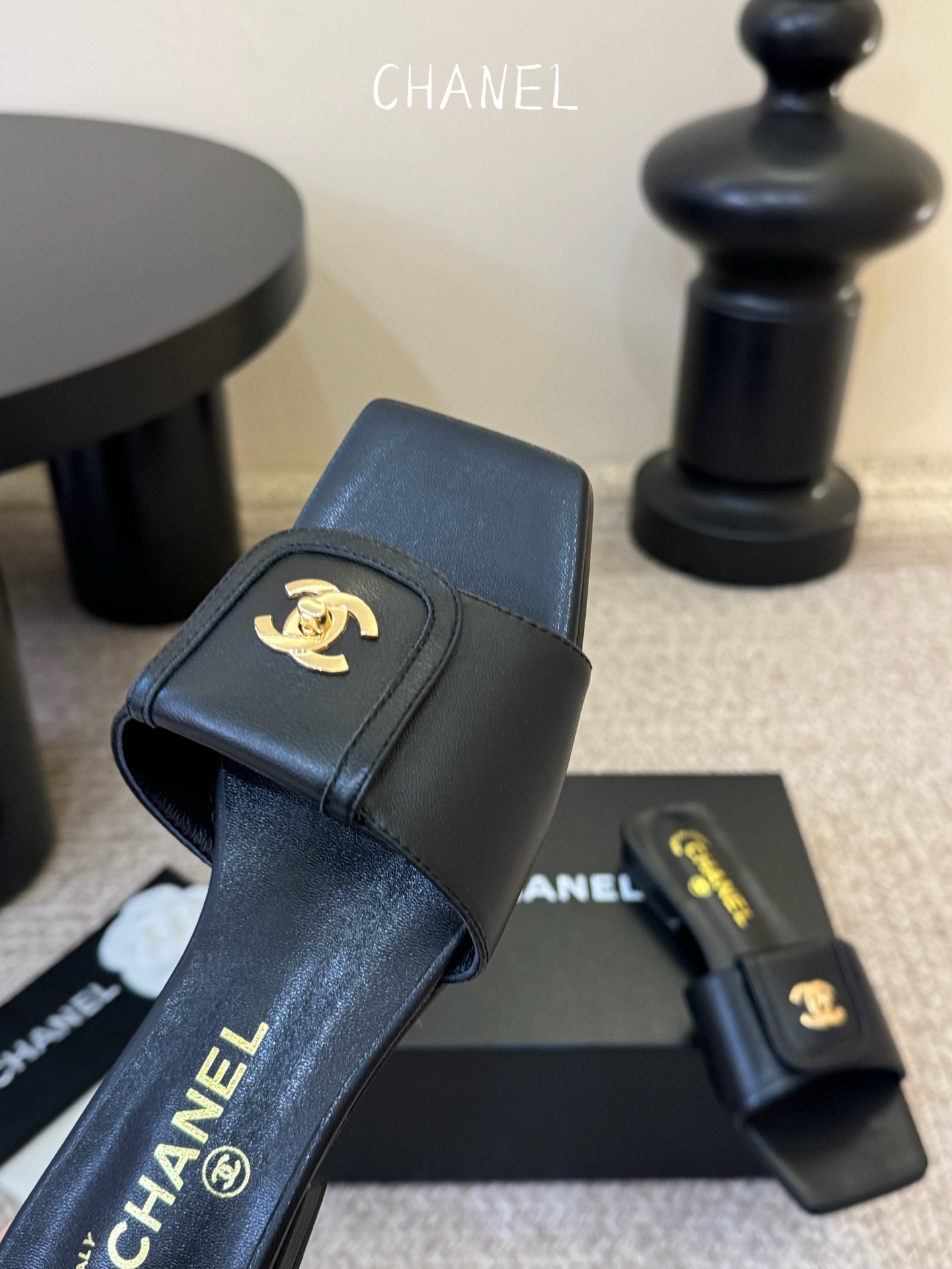 chane…l 26p new arrival～小香26早春方头拖鞋，加锁扣的细节，就很有贵感高丝光牛反