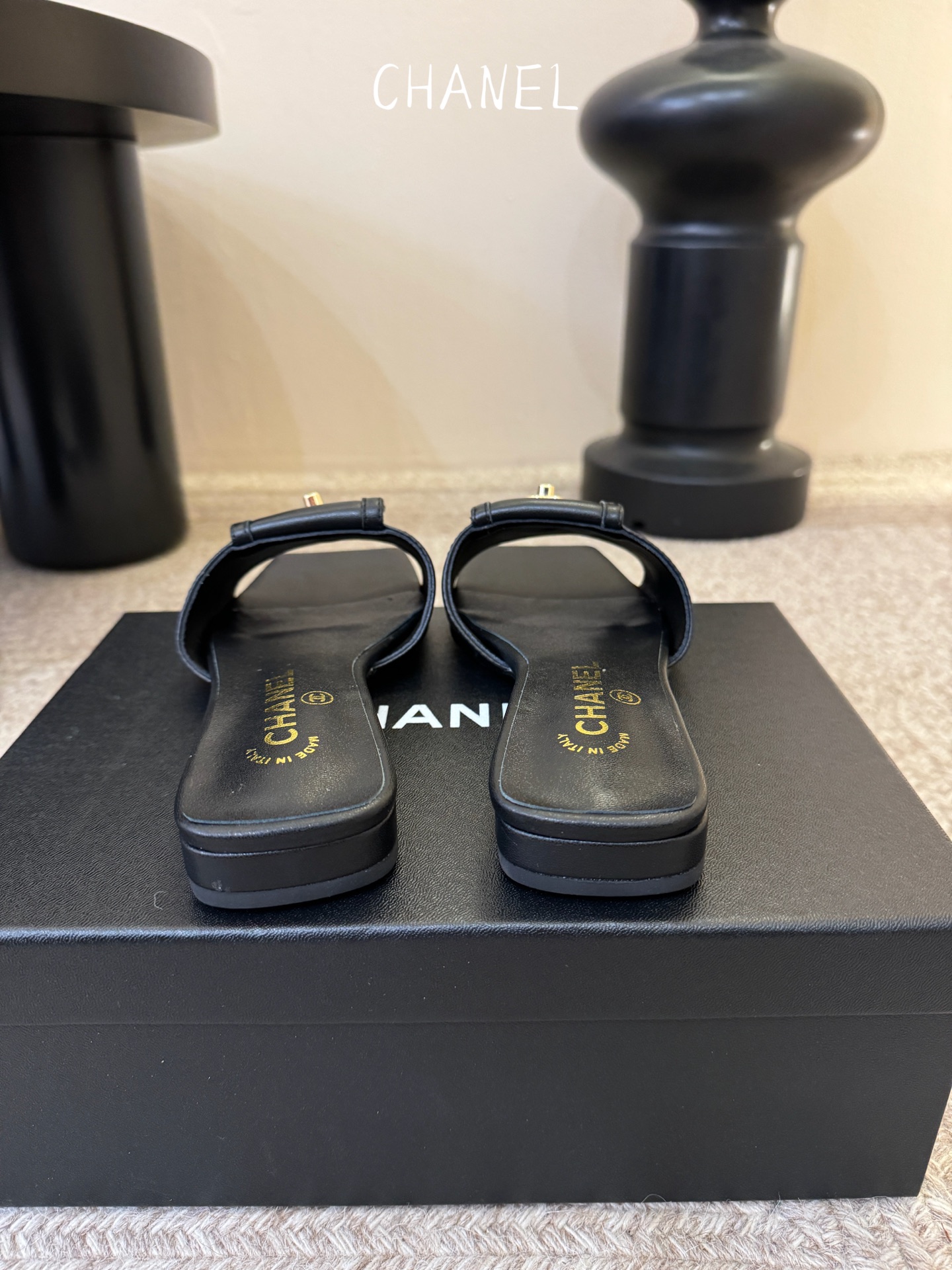 chane…l 26p new arrival～小香26早春方头拖鞋，加锁扣的细节，就很有贵感高丝光牛反