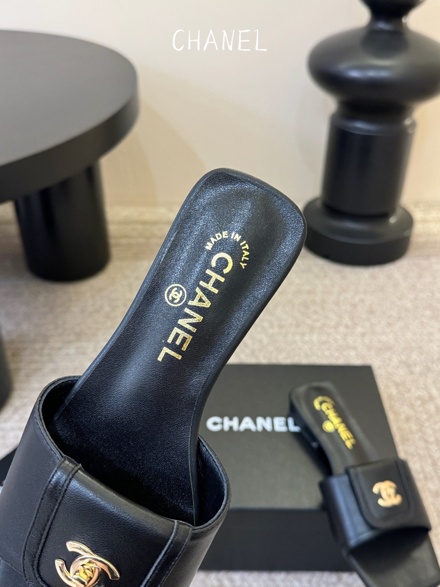 chane…l 26p new arrival～小香26早春方头拖鞋，加锁扣的细节，就很有贵感高丝光牛反