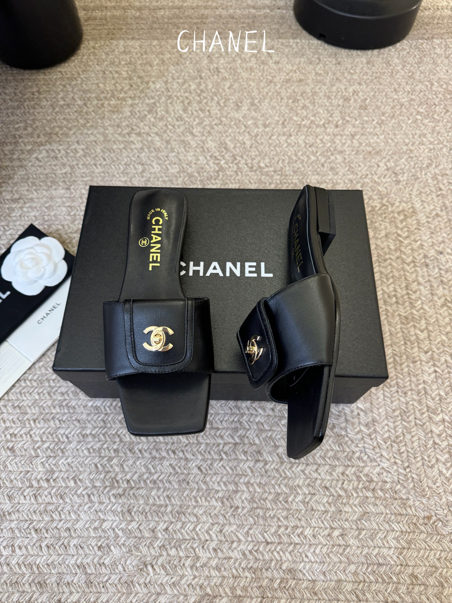 chane…l 26p new arrival～小香26早春方头拖鞋，加锁扣的细节，就很有贵感高丝光牛反