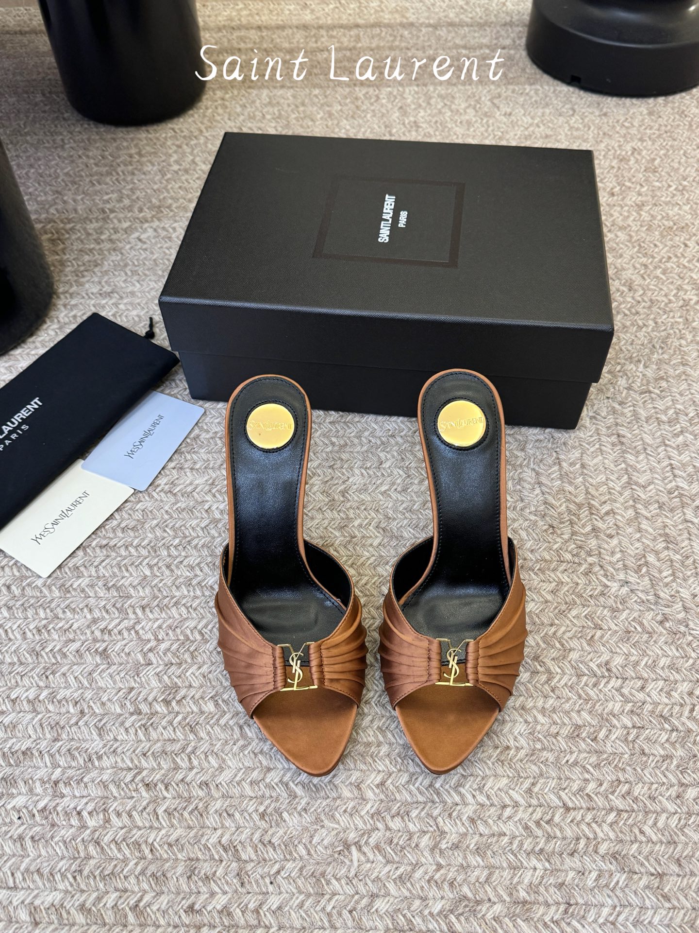 NO:780422,Order notes 9cm Saint Laurent / Saint Laurent Lee metal diamond chain pointed toe high heels YSL sister's beautiful high heels. It is also Saint Laurent in the world. Rose's high heels are very good at modifying the foot shape. The luxurious metal chain. In recent years, SLP has become more and more understanding of women in high heels and has moved away from the awkward design impression of waterproof platform models. YSL's beautiful high heels. The upper is silk/butter leather. The sole is genuine leather. The heel height is about 9cm.  Size 35-42 (40-42 customized, non-returnable and non-exchangeable), high heels and slippers, loro piana, saint laurent, saint laurent, saint laurent, high heels, slippers, real silk, Leather soles19860909下单备注9cm Saint Laurent / 圣罗兰Lee金属钻链条尖头高跟鞋YSL姐姐的美丽尤物高跟鞋 又是人间圣罗兰 Rose同款的高跟鞋化很好修饰脚型,奢华金属链 这几年SLP是在高跟鞋越来越懂女人了朝摒奔了防水台款的尴尬设计印象ysl绝美高跟鞋 鞋面真丝/牛油皮 鞋底真皮大底 跟高约9cm 尺码35-42(40-42定制不退不换),高跟鞋拖鞋,loro piana,saint laurent,saint laurent,saint laurent,high heels,slippers,real silk,Leather soles,Women's Shoes