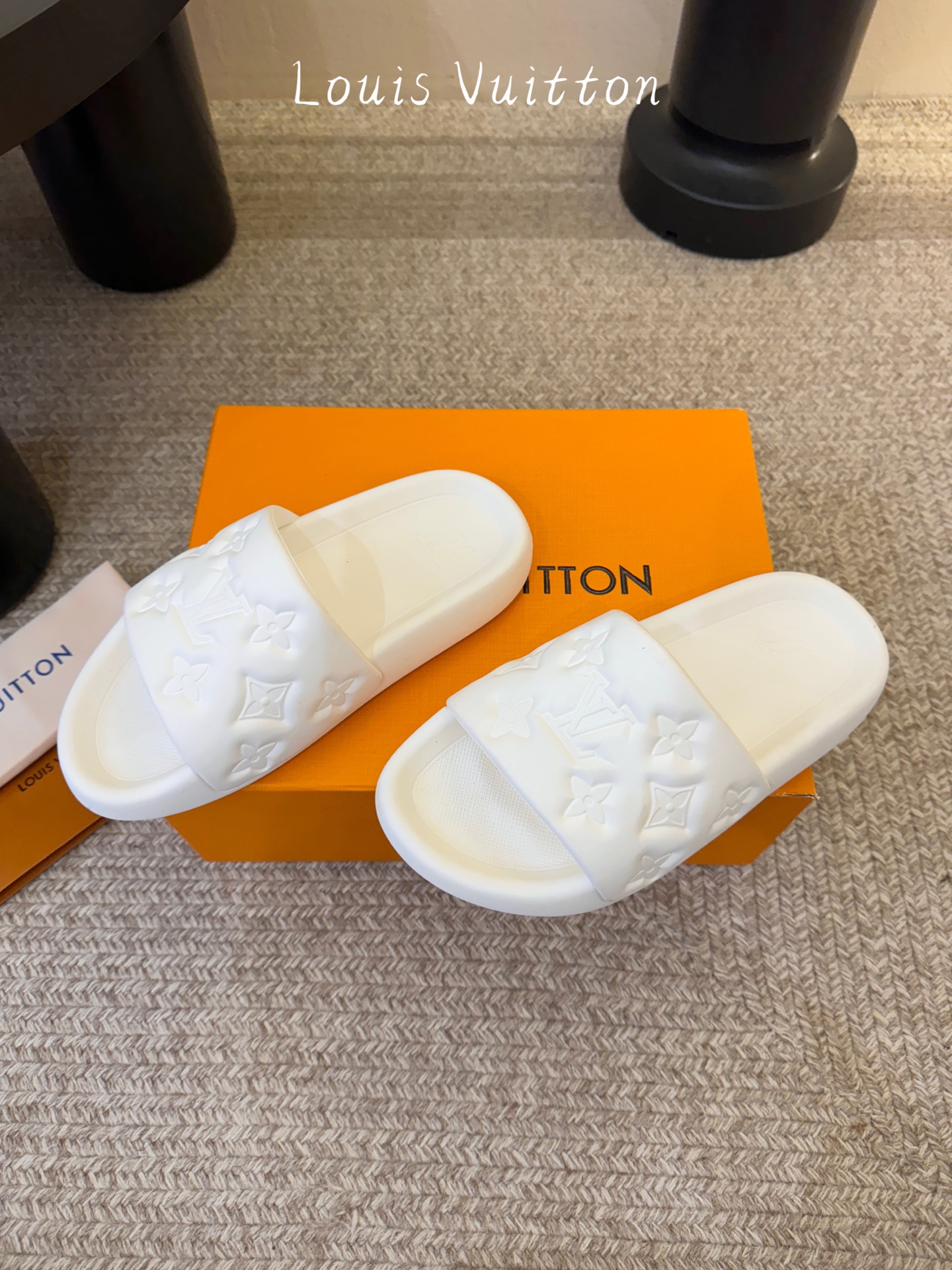 𝐋*𝐕❷❸经典浮雕拖鞋情侣款👫夏日必入单品之一春夏季出门逛街，出行旅游渡假必备🏖size：35-45 #