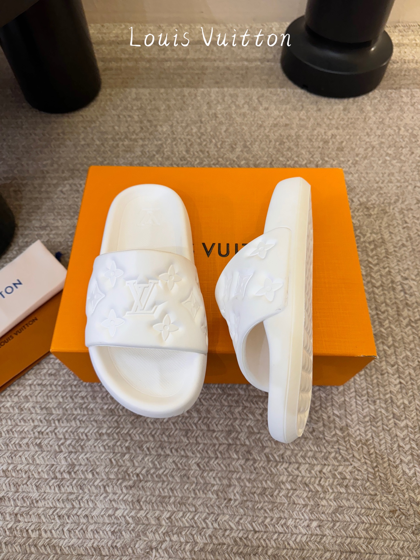 𝐋*𝐕❷❸经典浮雕拖鞋情侣款👫夏日必入单品之一春夏季出门逛街，出行旅游渡假必备🏖size：35-45 #