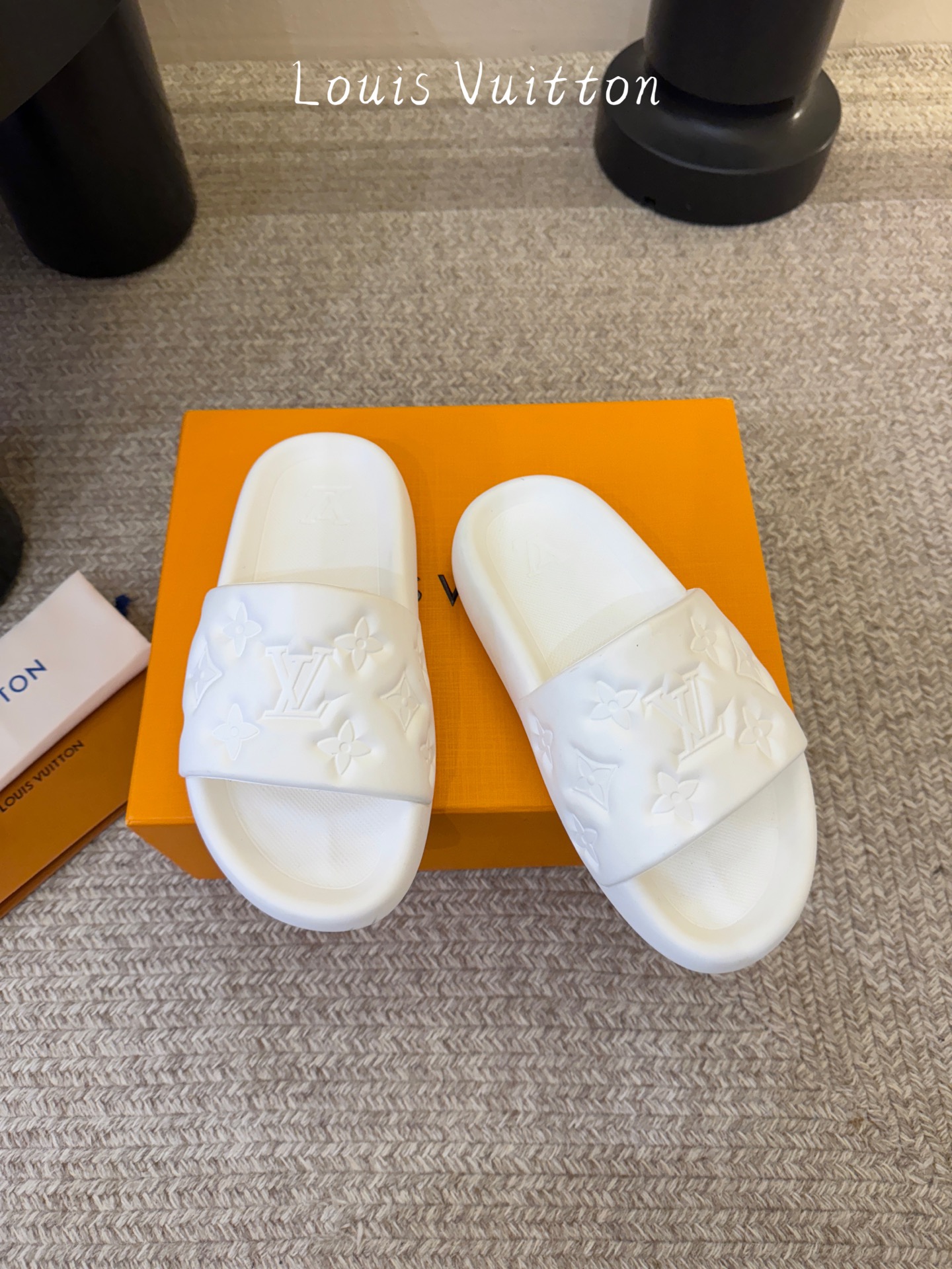 𝐋*𝐕❷❸经典浮雕拖鞋情侣款👫夏日必入单品之一春夏季出门逛街，出行旅游渡假必备🏖size：35-45 #