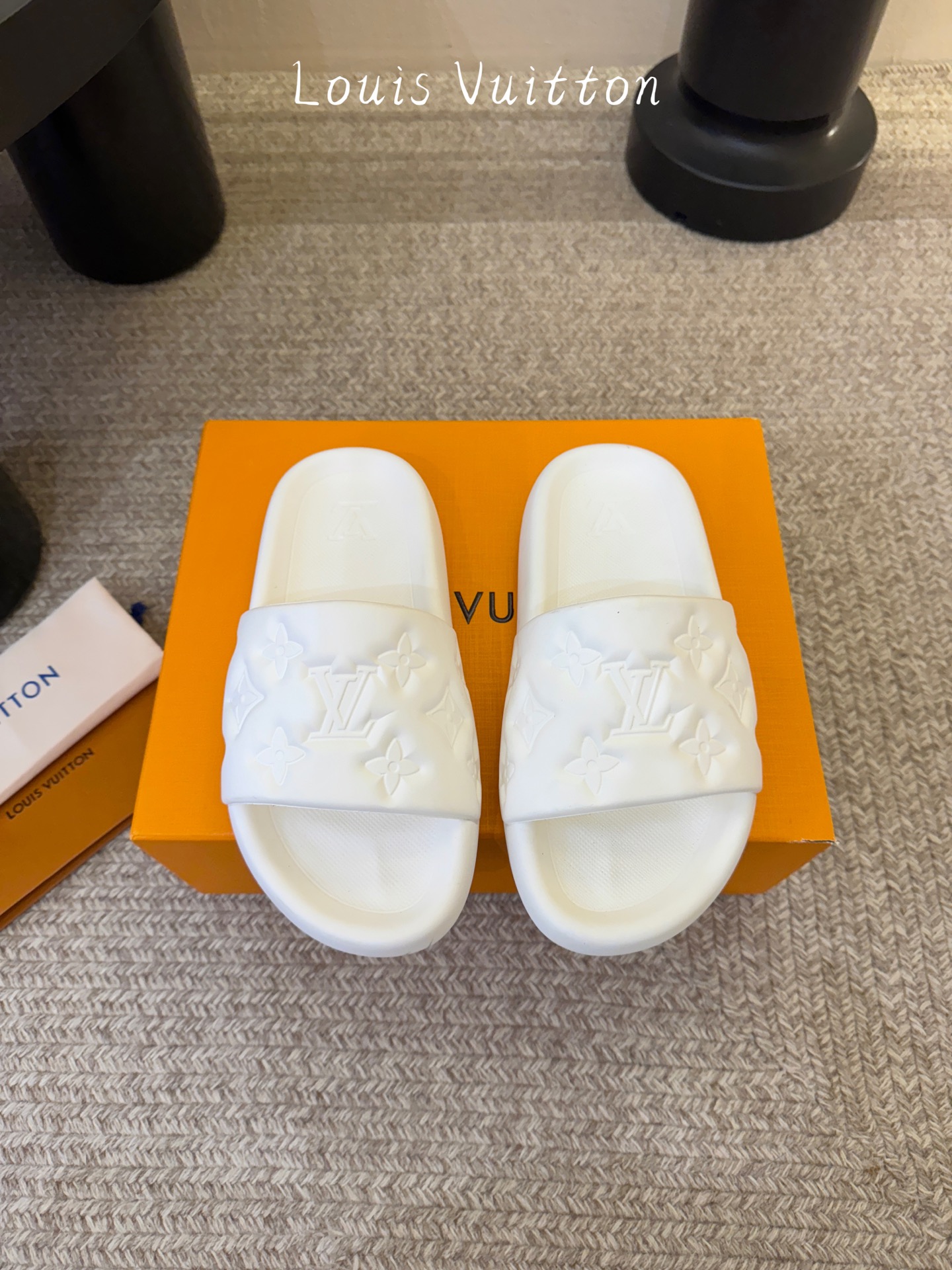 𝐋*𝐕❷❸经典浮雕拖鞋情侣款👫夏日必入单品之一春夏季出门逛街，出行旅游渡假必备🏖size：35-45 #