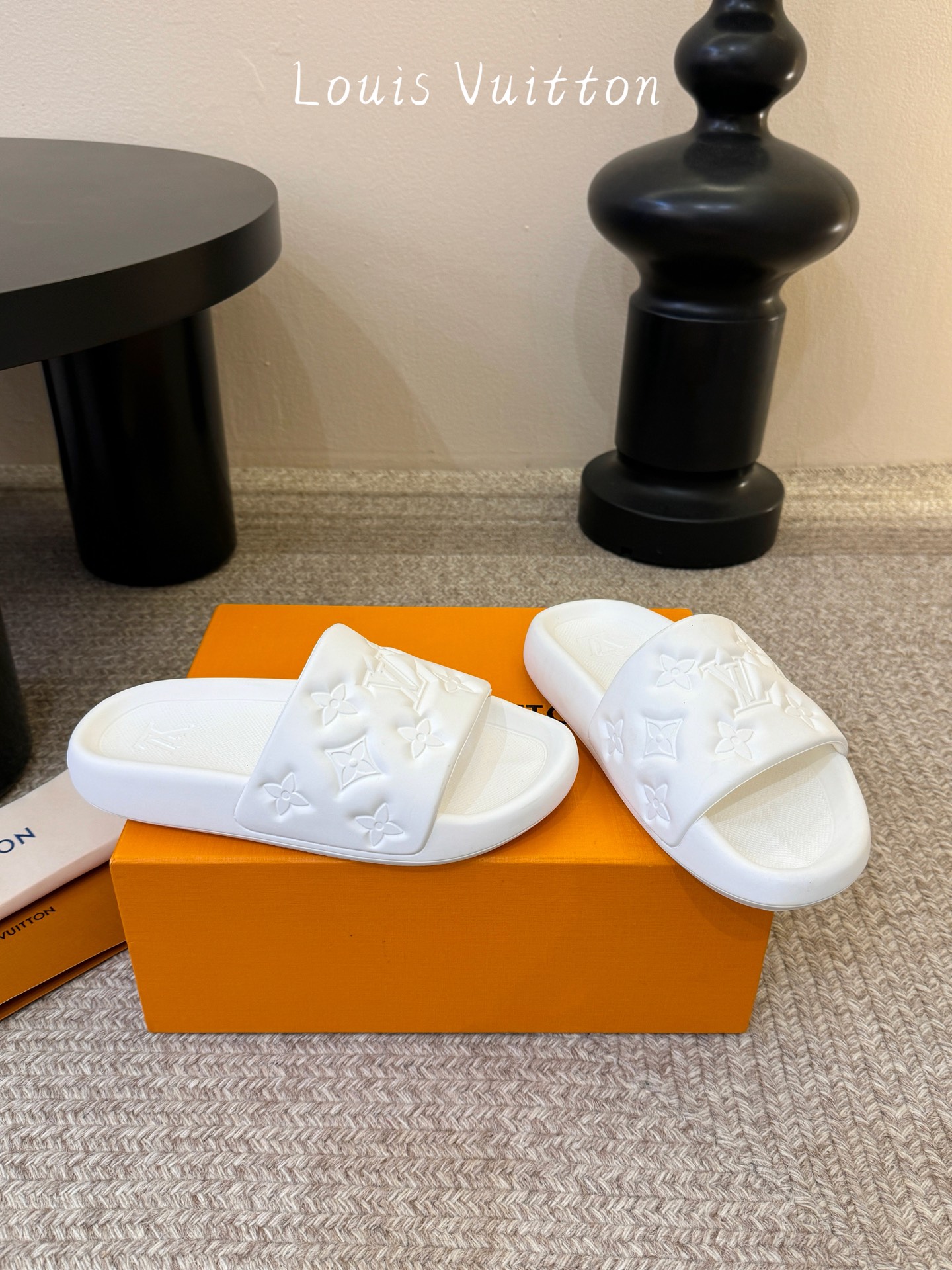 𝐋*𝐕❷❸经典浮雕拖鞋情侣款👫夏日必入单品之一春夏季出门逛街，出行旅游渡假必备🏖size：35-45 #