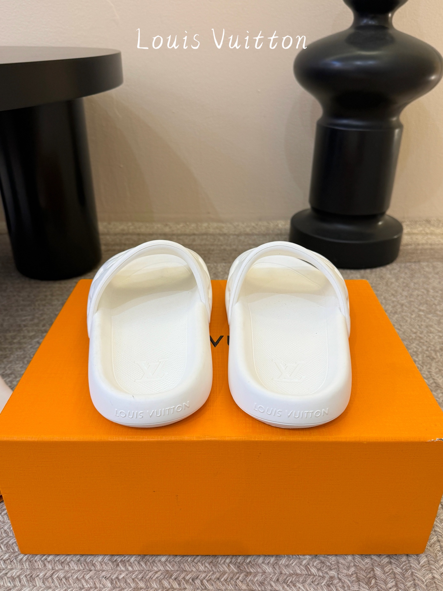 𝐋*𝐕❷❸经典浮雕拖鞋情侣款👫夏日必入单品之一春夏季出门逛街，出行旅游渡假必备🏖size：35-45 #