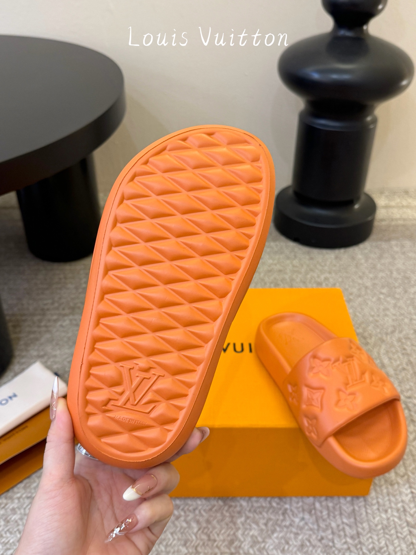 𝐋*𝐕❷❸经典浮雕拖鞋情侣款👫夏日必入单品之一春夏季出门逛街，出行旅游渡假必备🏖size：35-45 #