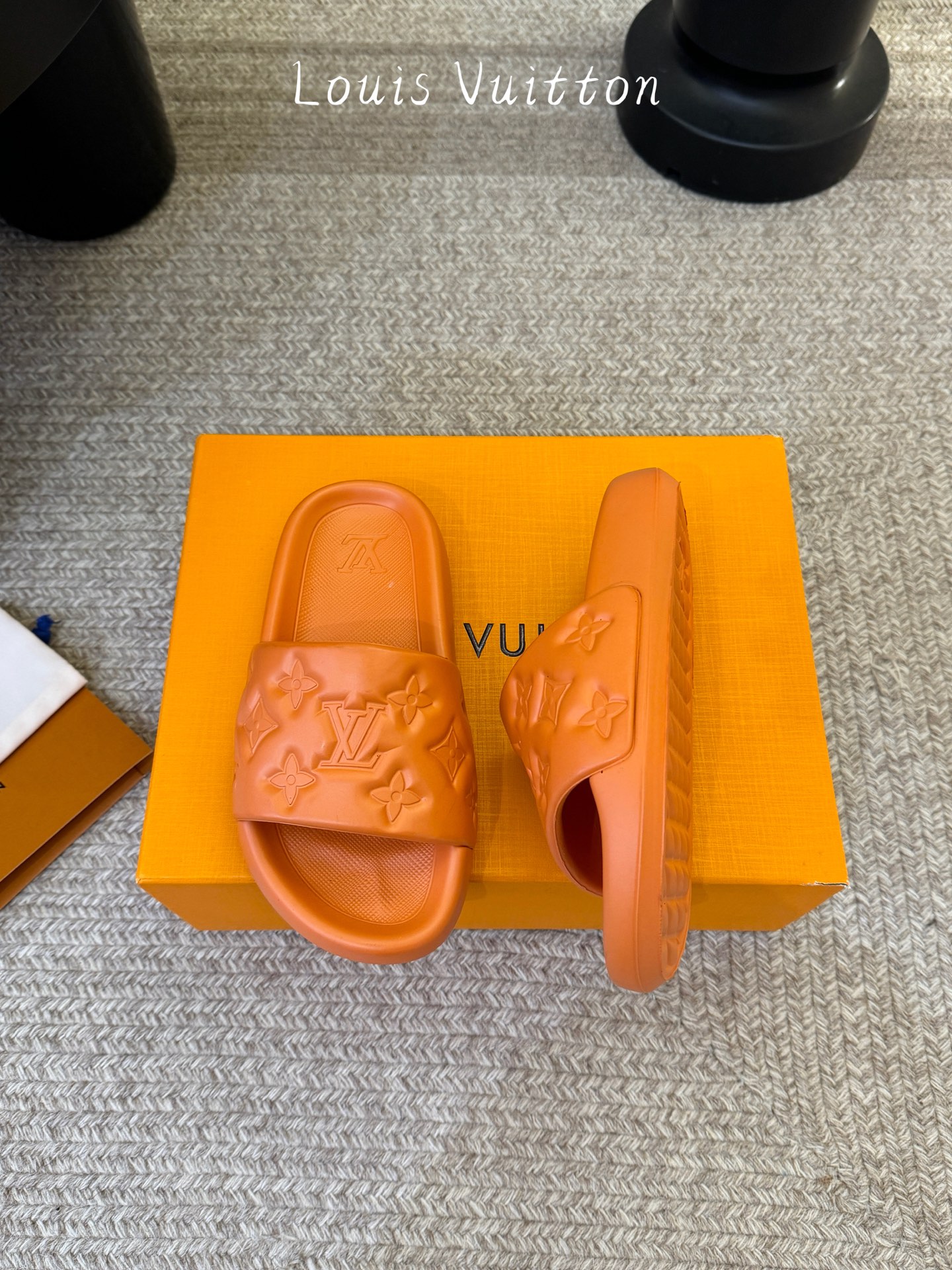 𝐋*𝐕❷❸经典浮雕拖鞋情侣款👫夏日必入单品之一春夏季出门逛街，出行旅游渡假必备🏖size：35-45 #