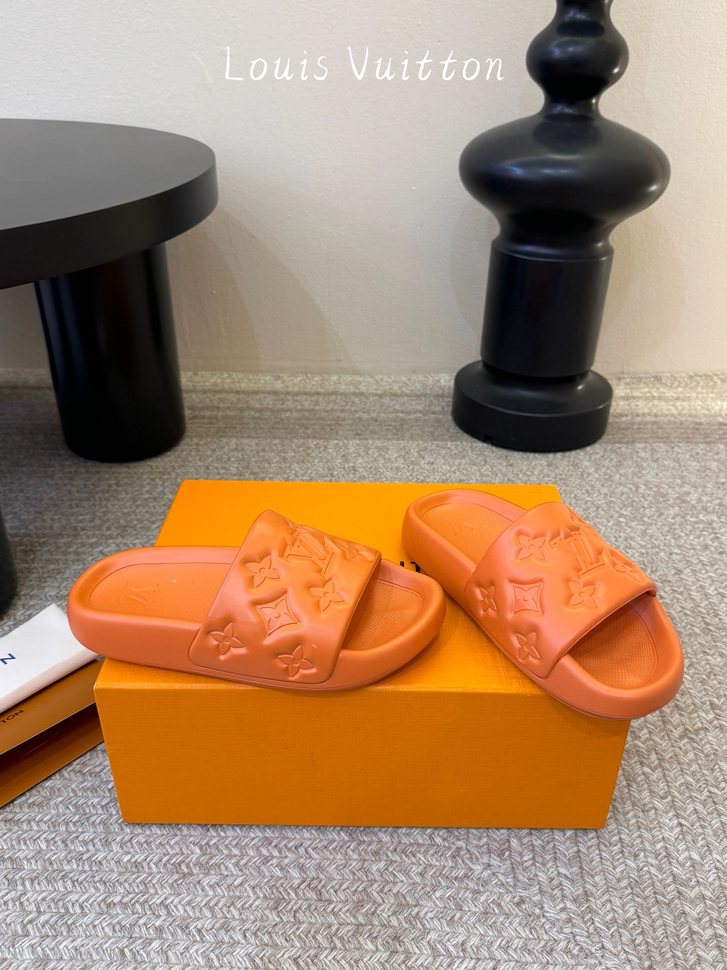 𝐋*𝐕❷❸经典浮雕拖鞋情侣款👫夏日必入单品之一春夏季出门逛街，出行旅游渡假必备🏖size：35-45 #