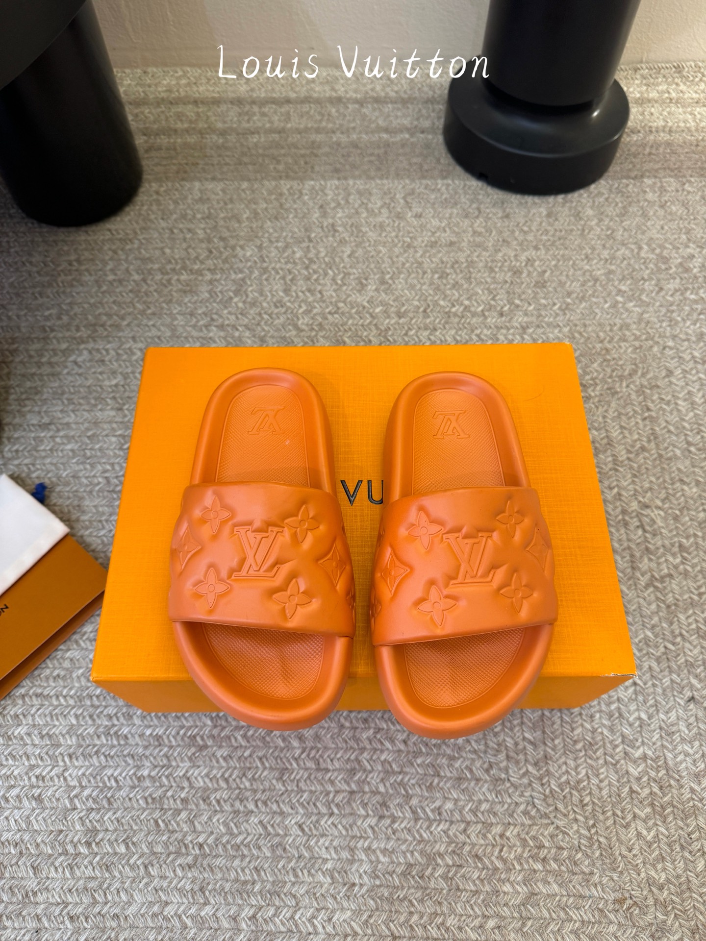 𝐋*𝐕❷❸经典浮雕拖鞋情侣款👫夏日必入单品之一春夏季出门逛街，出行旅游渡假必备🏖size：35-45 #